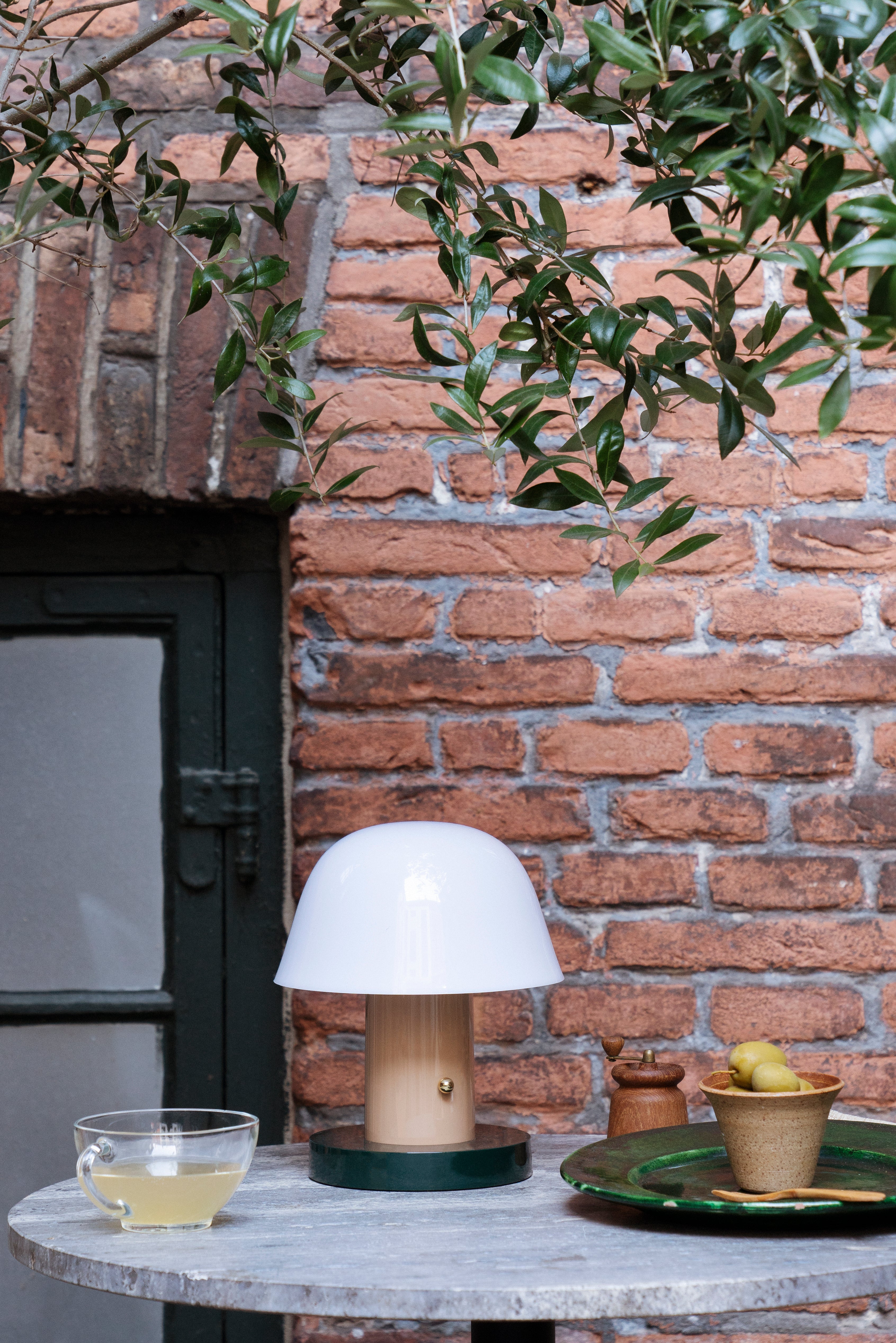 Přenosná lampa SETAGO JH27 s krémovým stínidlem a béžovo-zeleným podstavcem.