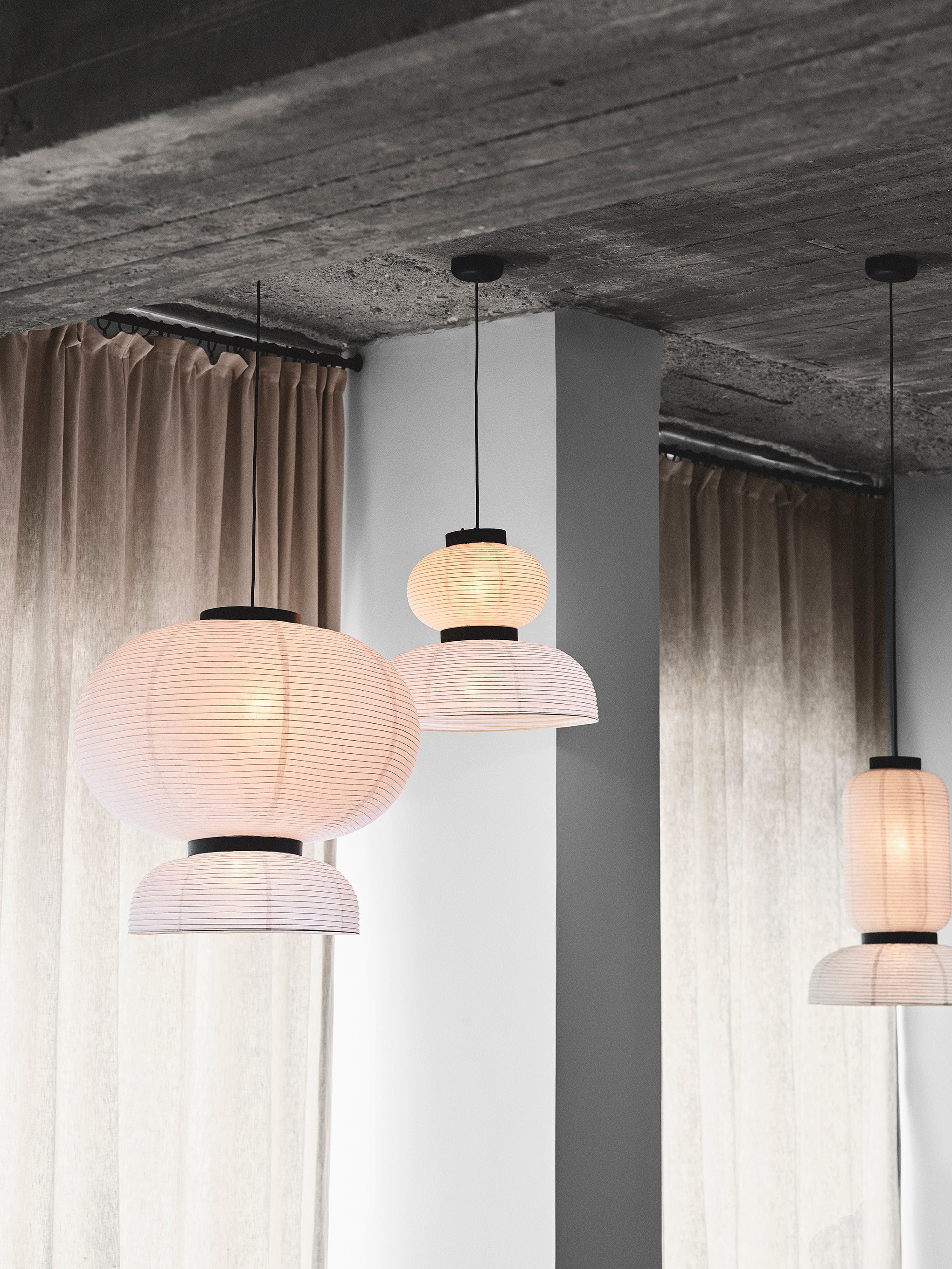 Lampa visící FORMAKAMI JH5 s bílým papírovým stínidlem a černým dubovým povrchem.