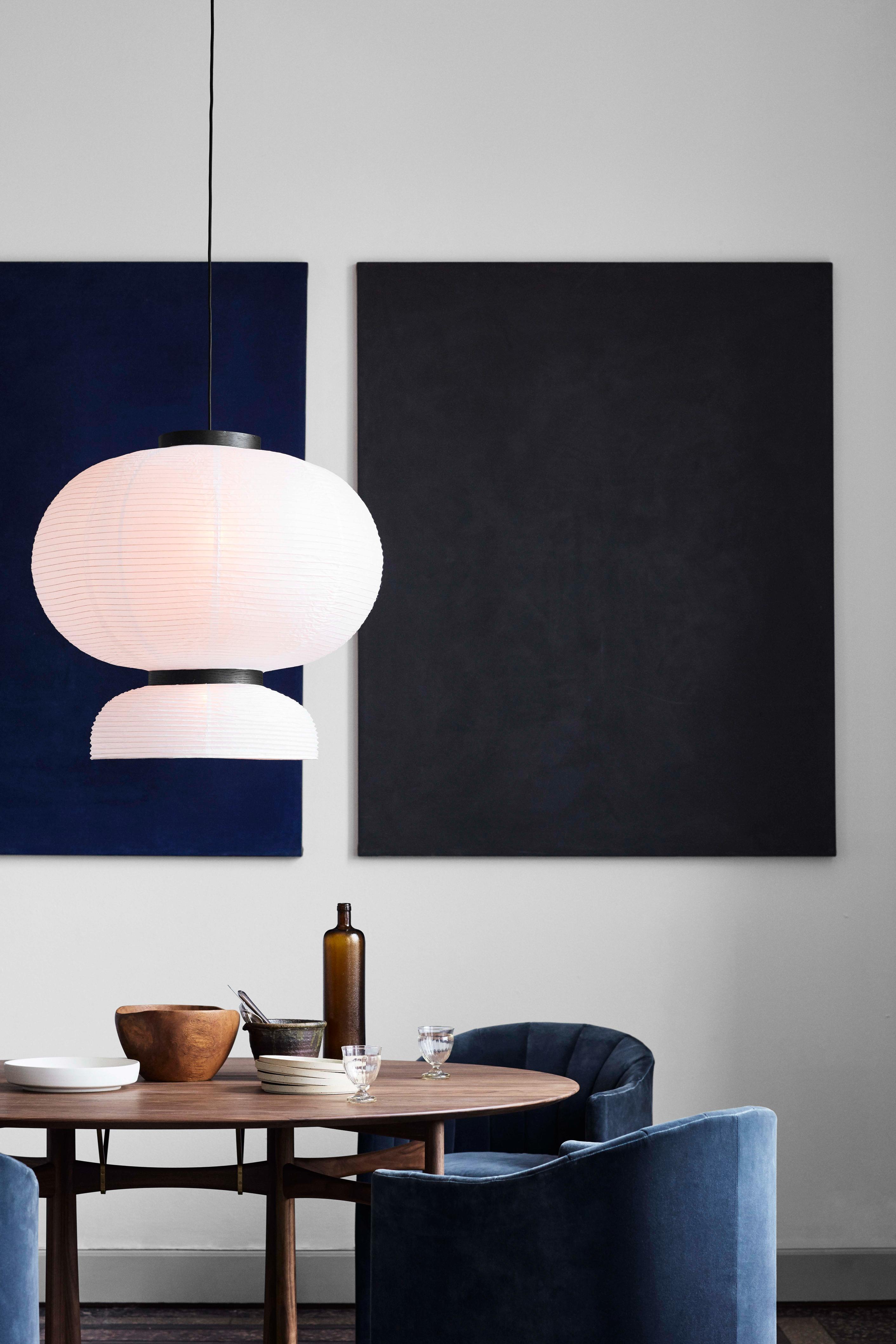 Lampa visící FORMAKAMI JH5 s bílým papírovým stínidlem a černým dubovým povrchem.