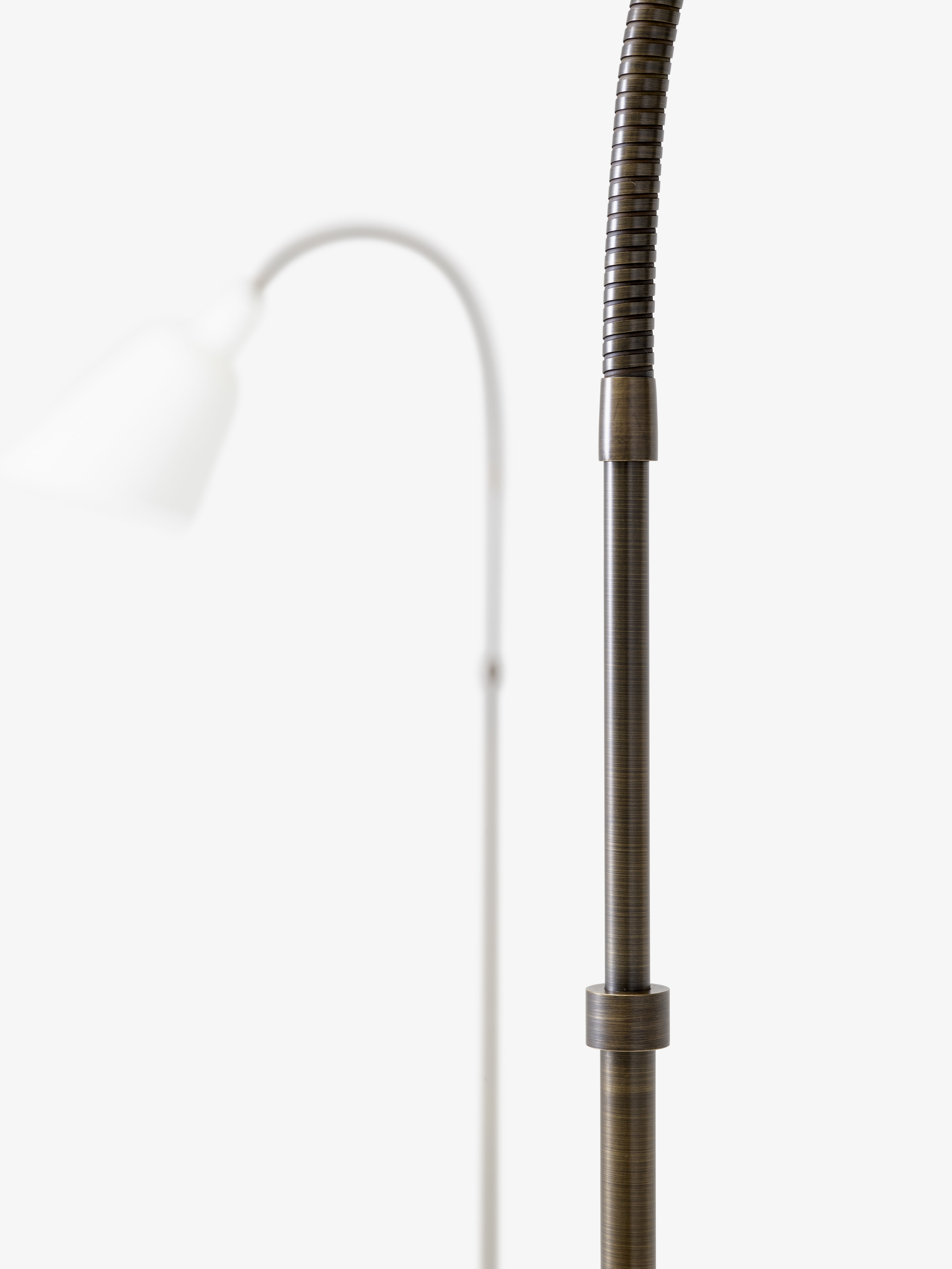 Stolní lampa BELLEVUE AJ7 bílá s hnědou mosaznou základnou