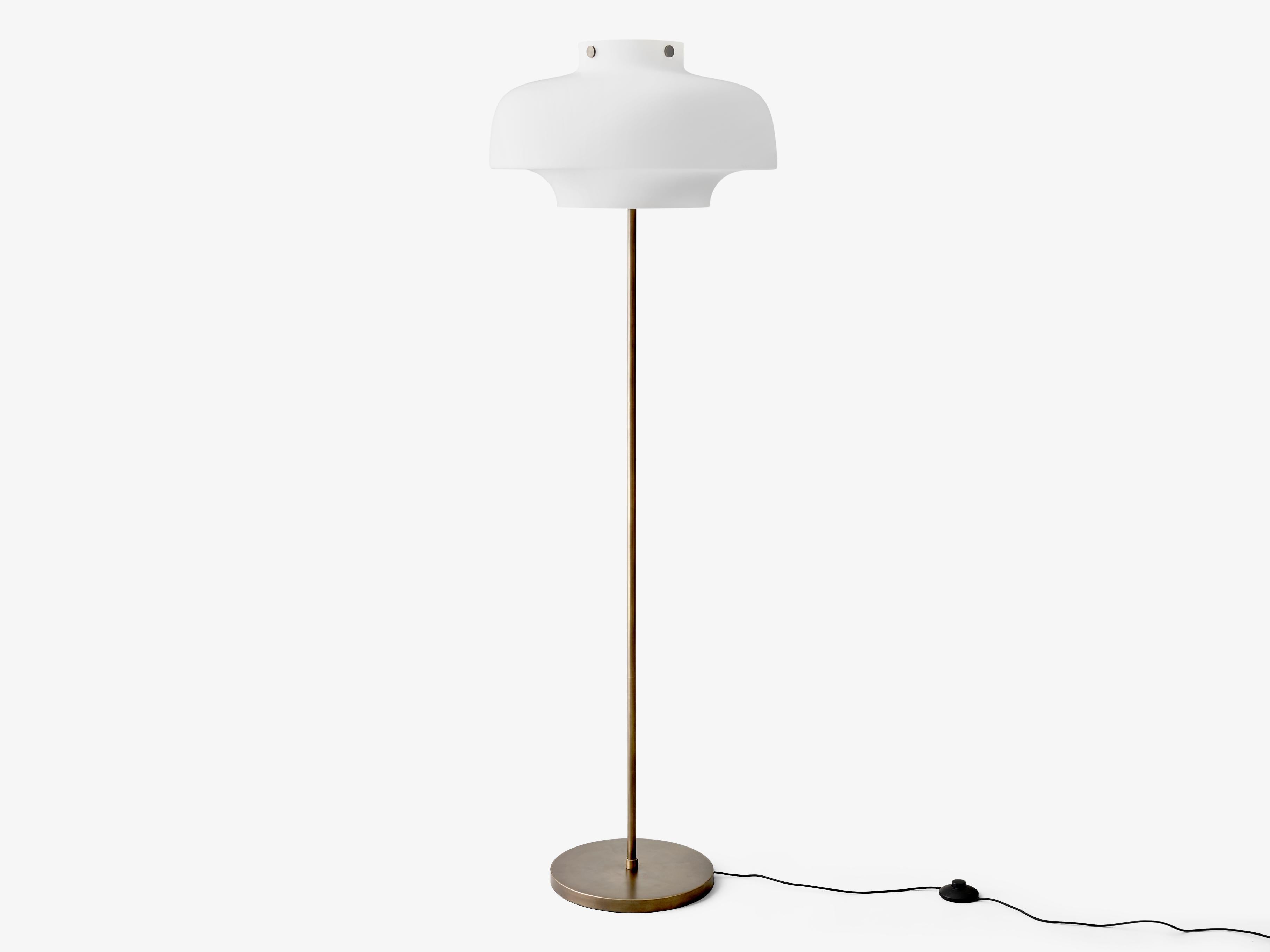 Podlahová lampa COPENHAGEN SC14 s opálovým stínidlem a bronzově mosazným podstavcem