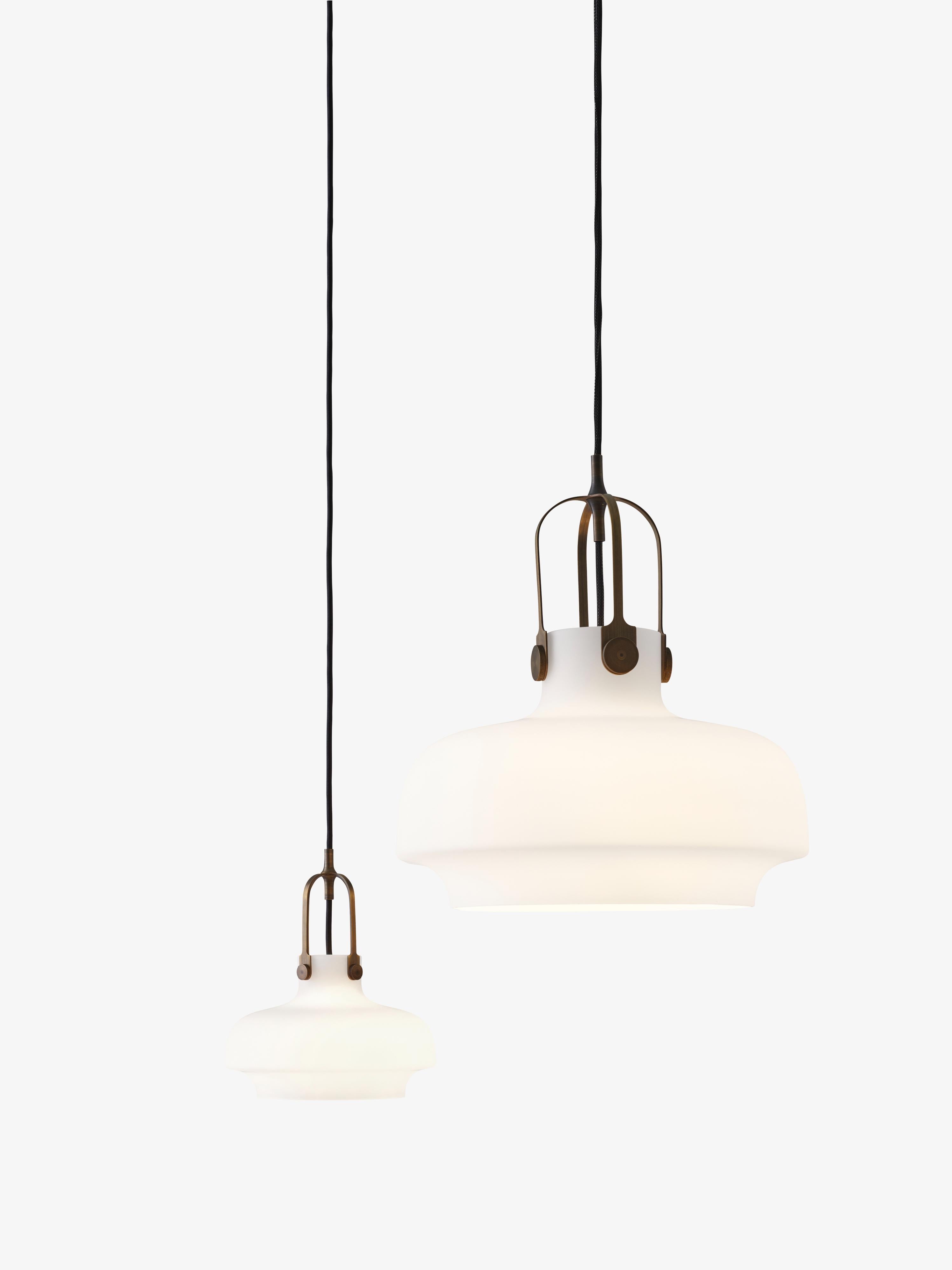 Lampa visící COPENHAGEN s opálovým stínidlem a hnědým povrchem.