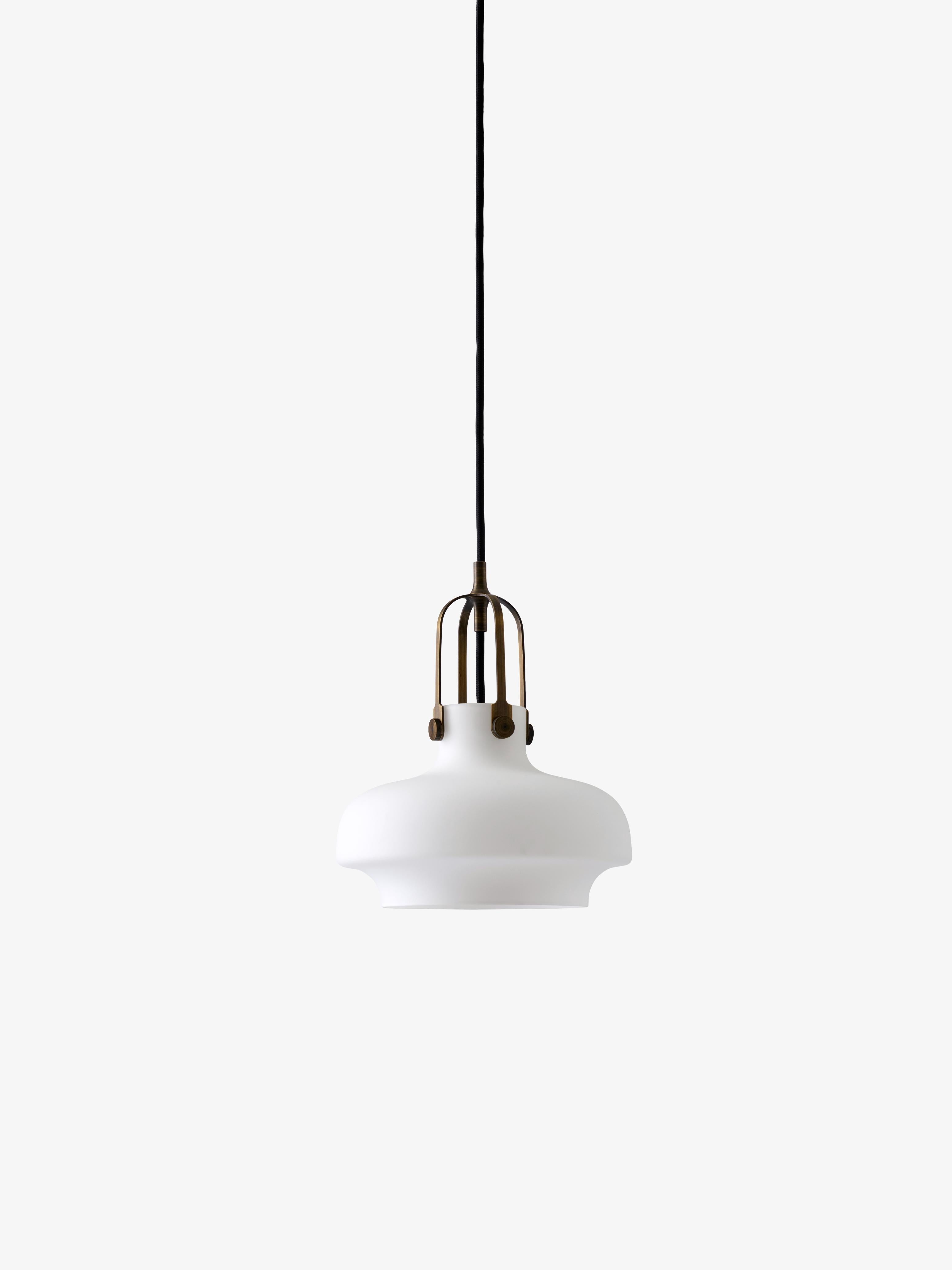 Lampa visící COPENHAGEN s opálovým stínidlem a hnědým povrchem.