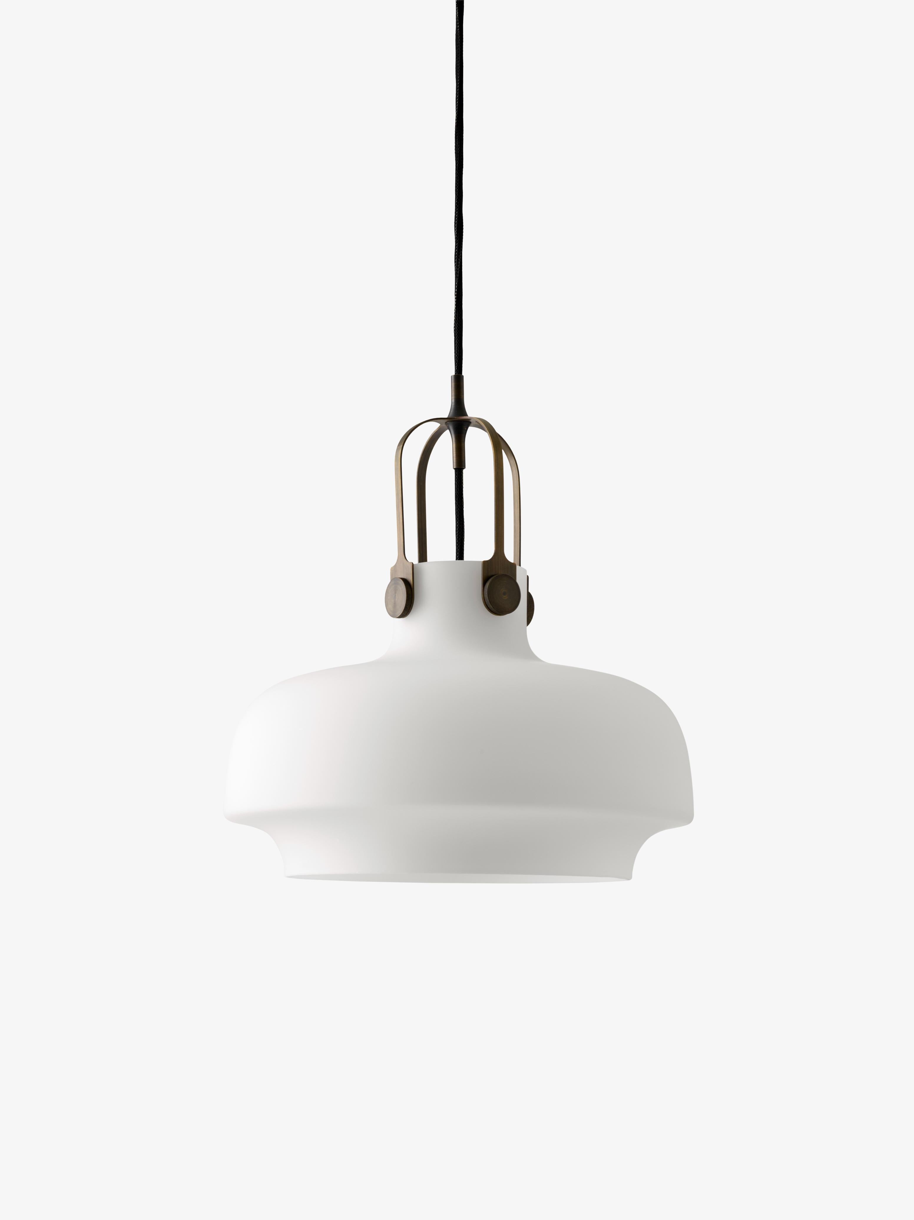 Lampa visící COPENHAGEN s opálovým stínidlem a hnědým povrchem.