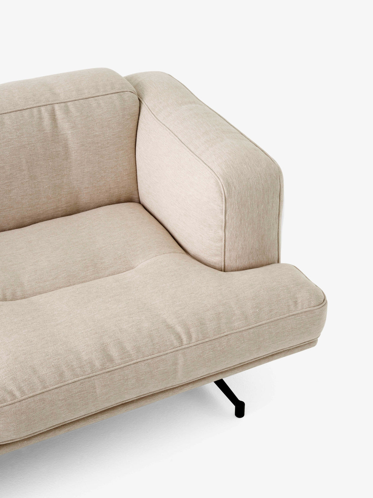 Sofa pro 3 osoby INLAND AV23 čalouněná s černým podstavcem