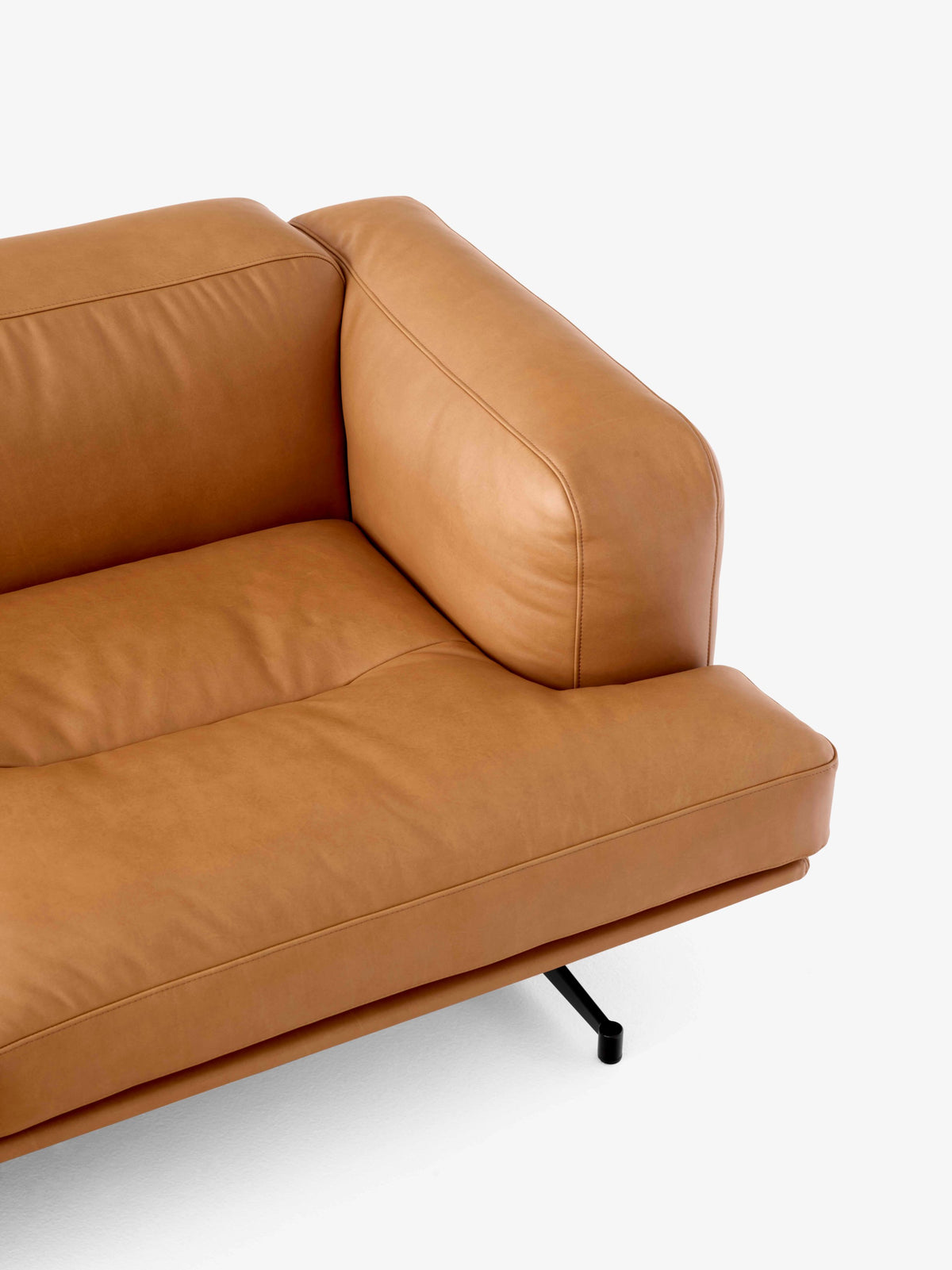 Sofa 2-osobová INLAND AV22 čalouněná s černým podstavcem