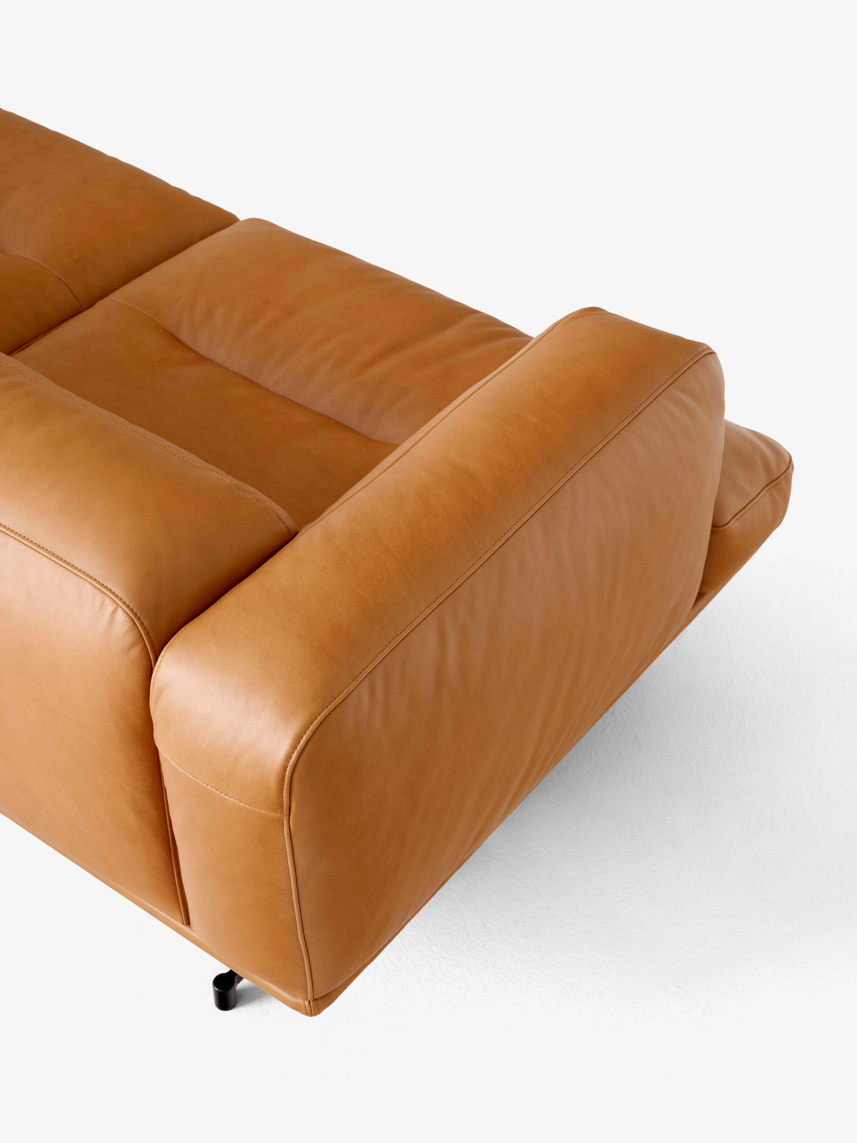 Sofa 2-osobová INLAND AV22 čalouněná s černým podstavcem