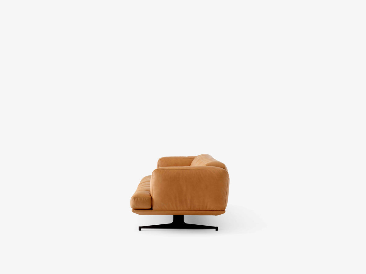 Sofa pro 3 osoby INLAND AV23 čalouněná s černým podstavcem