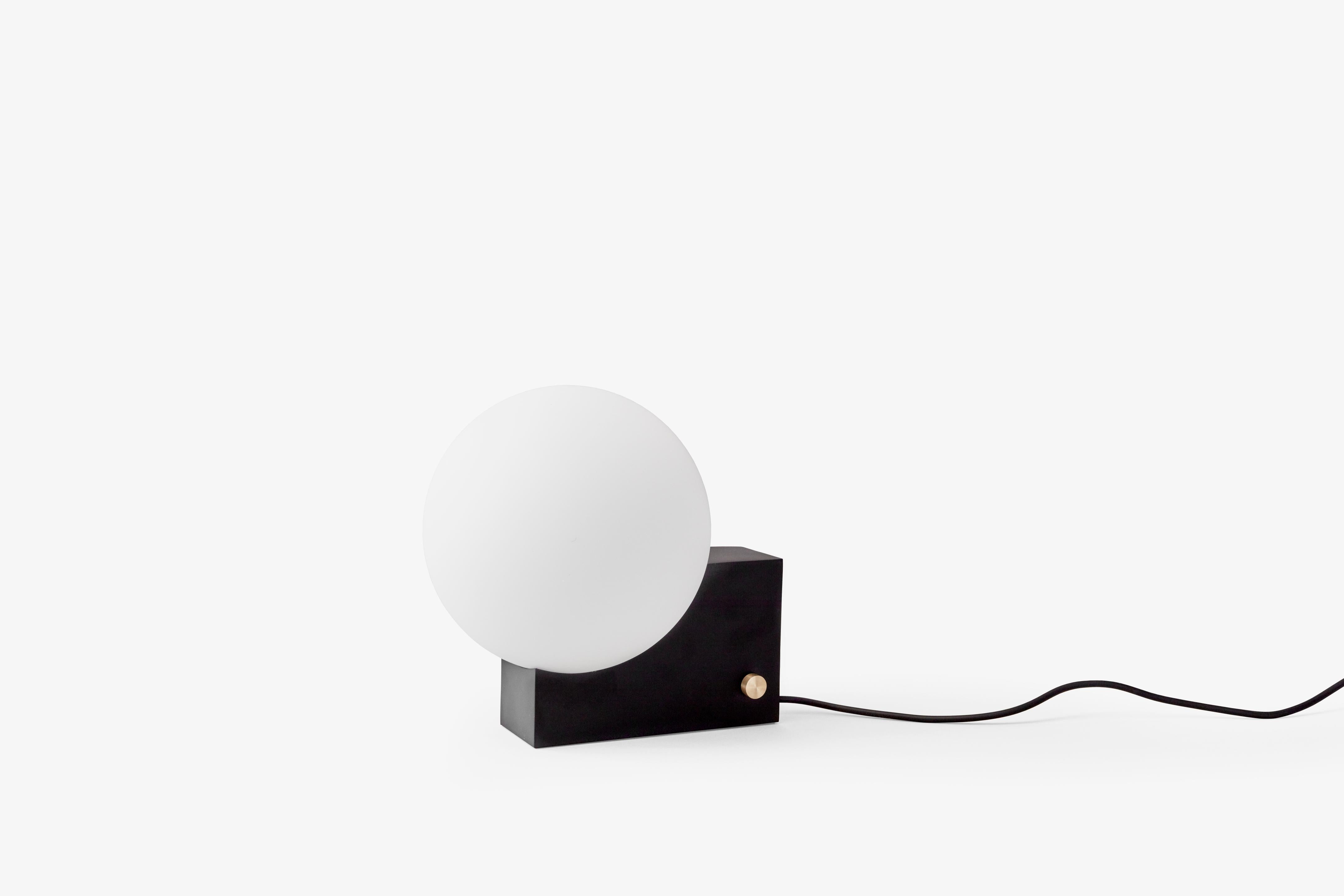 Stolní lampa JOURNEY SH1 s mléčným stínidlem a černým podstavcem.