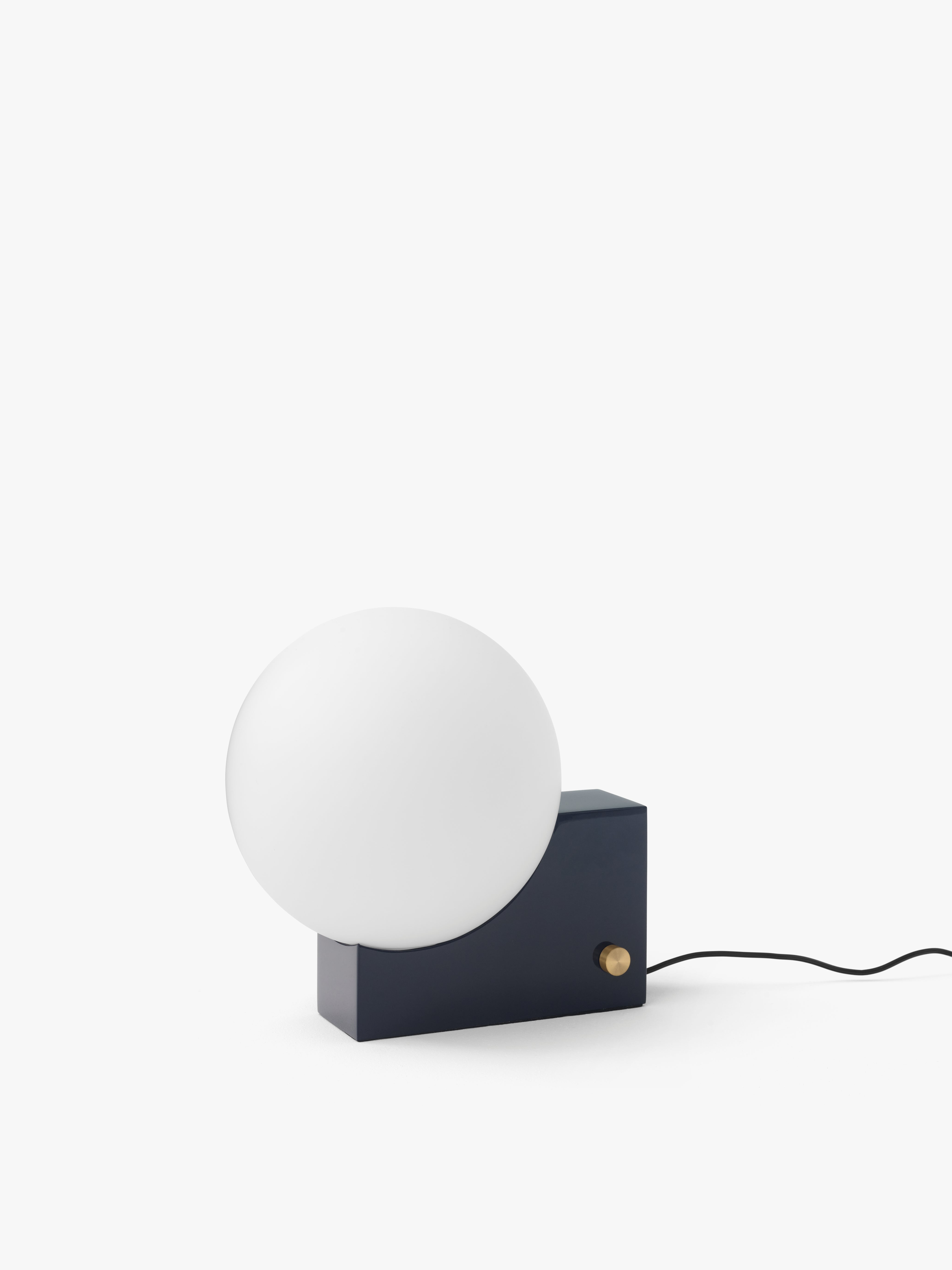 Stolní lampa JOURNEY SH1 s mléčným stínidlem a tmavě modrou základnou