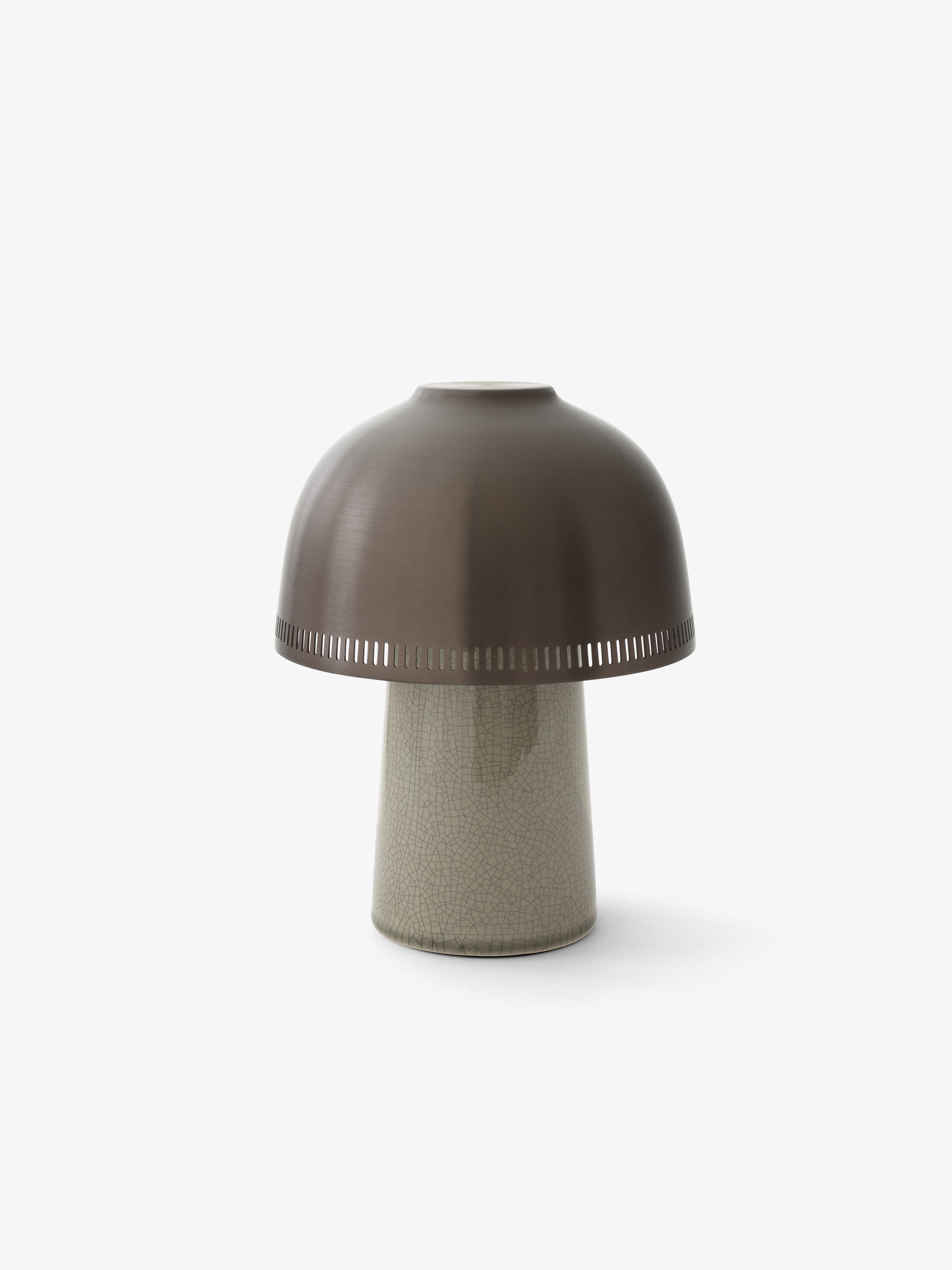 Přenosná lampa RAKU SH8 s hnědým stínidlem a béžovým podstavcem.