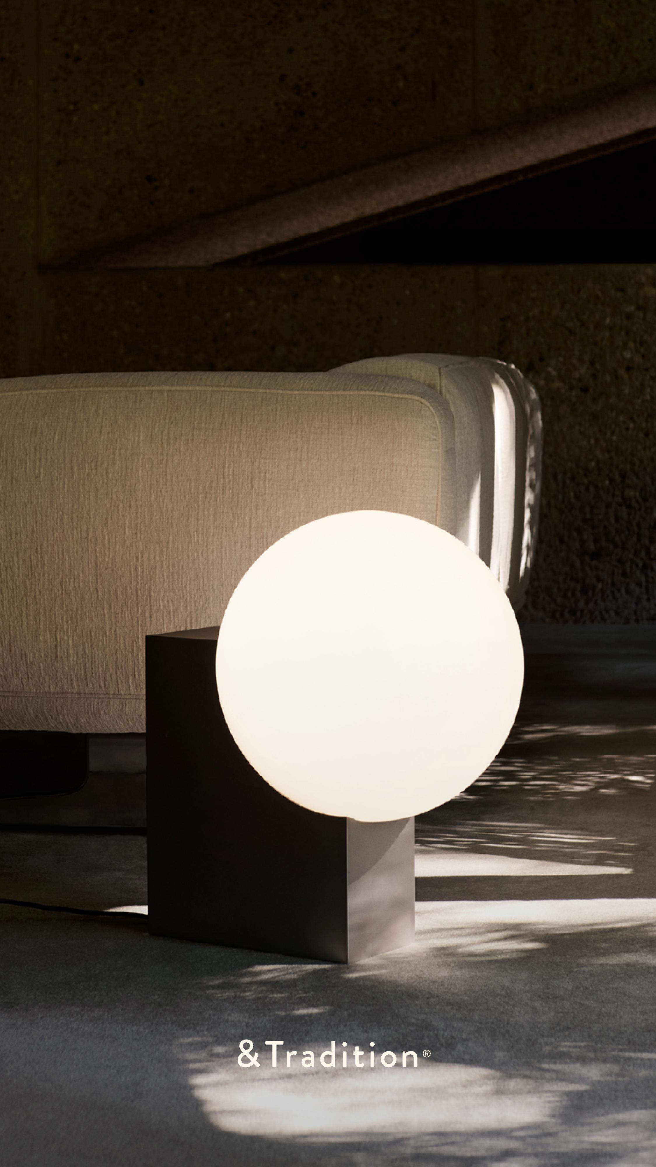 Podlahová lampa JOURNEY SH4 s skleněným stínidlem a základnou z kartáčované oceli.