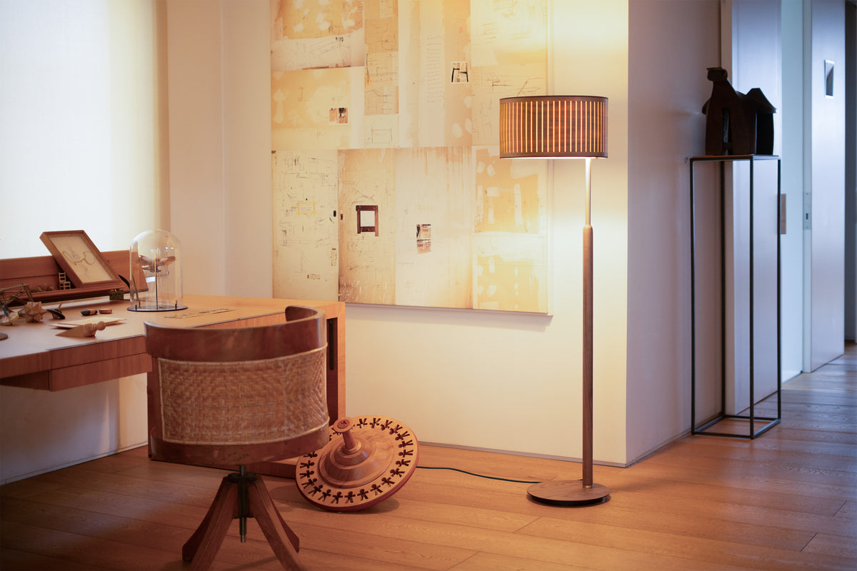 Lampa podłogowa AUTUMN drewno orzechowe – mosiądz