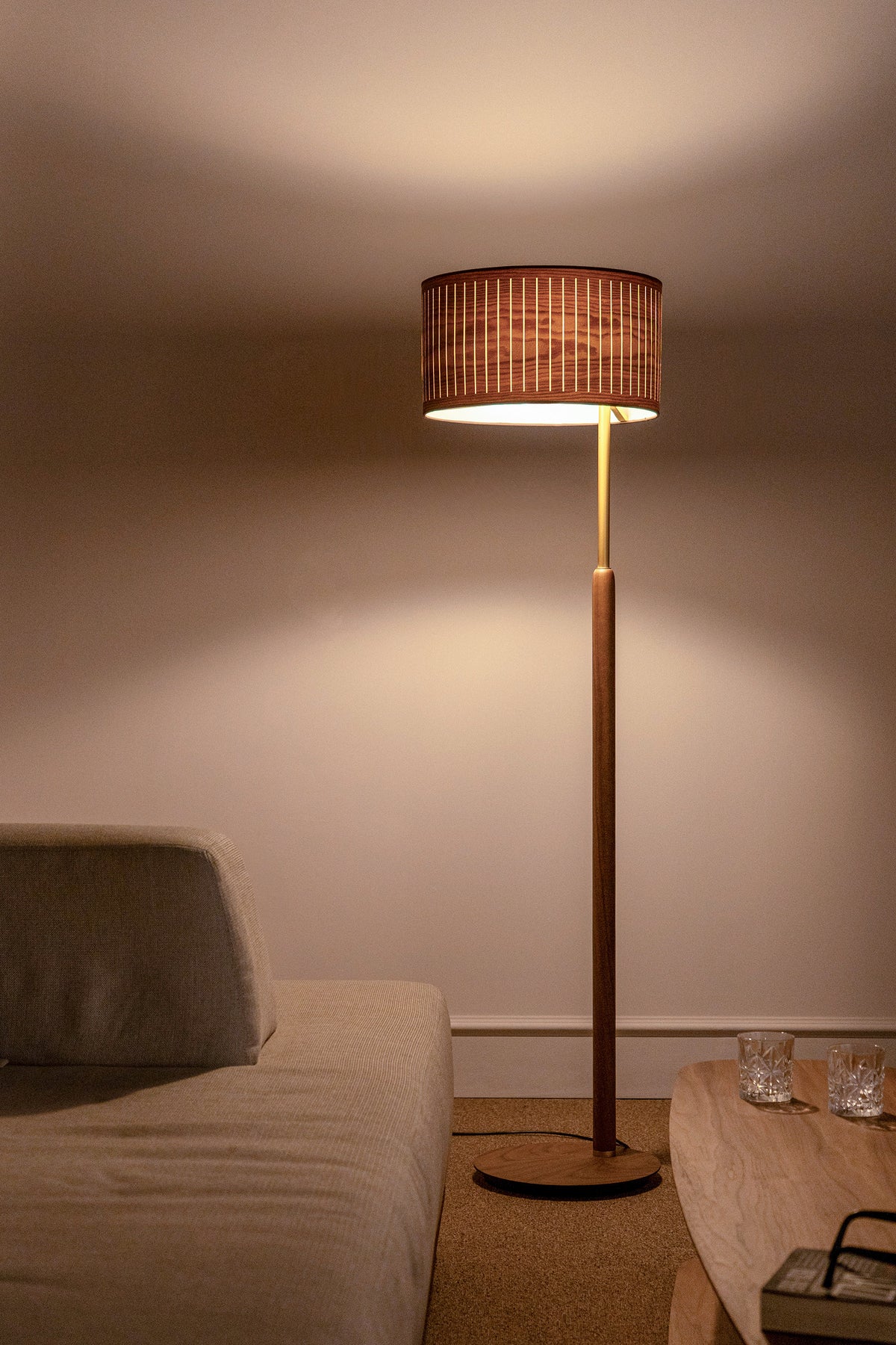 Lampa podłogowa AUTUMN drewno orzechowe – mosiądz, Nomon