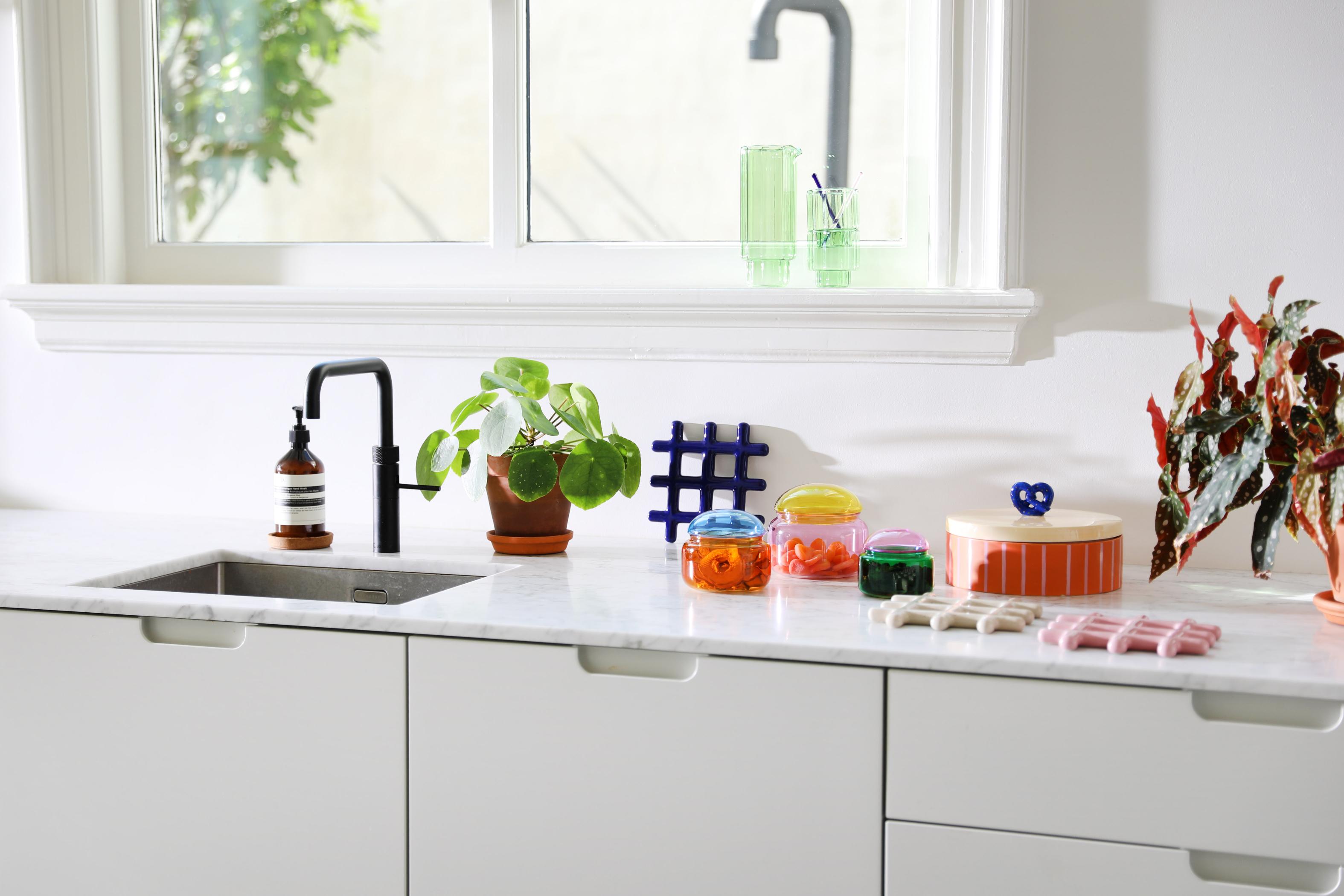 Skleněný kontejner PUFFY růžový se žlutým víkem