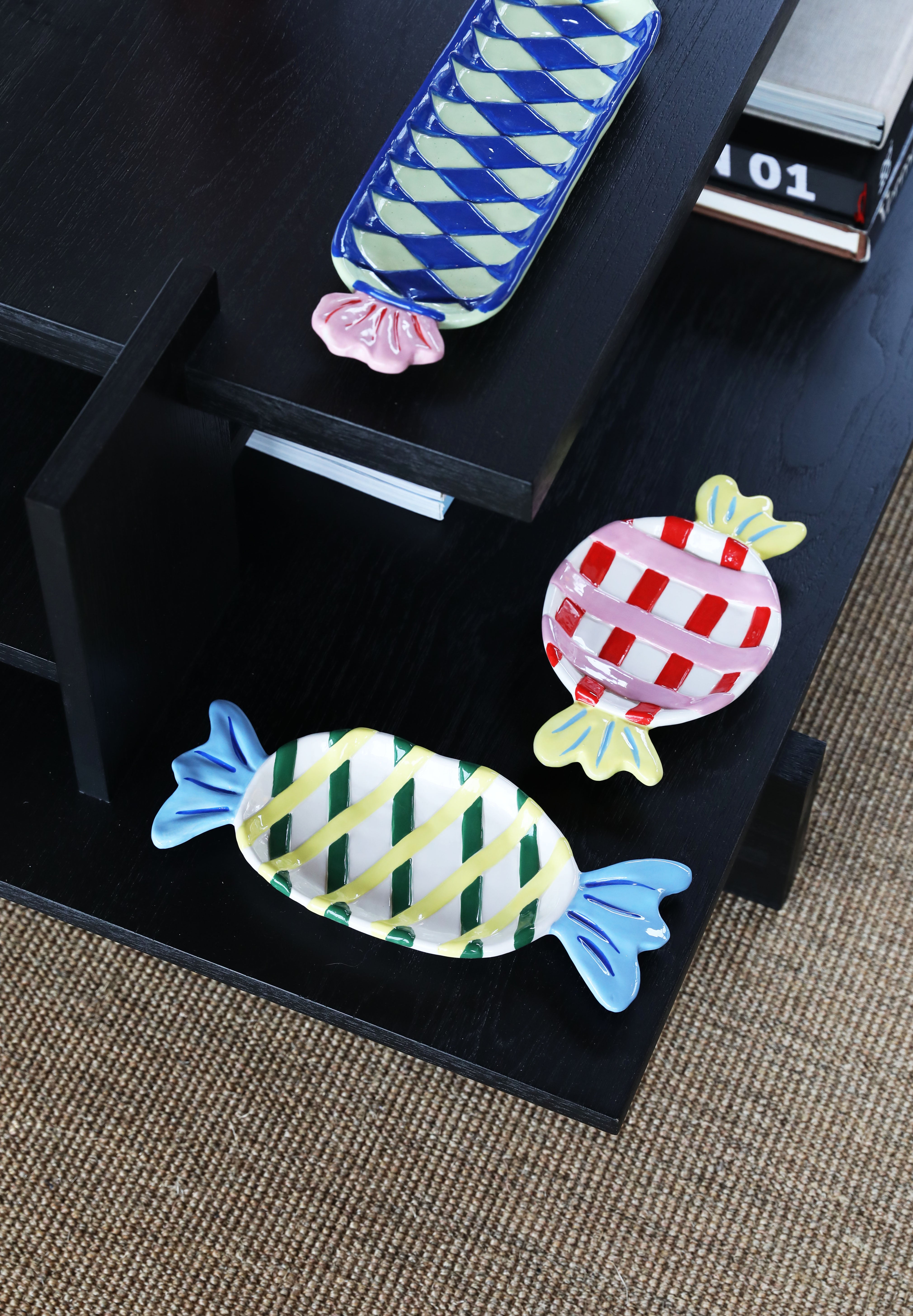 Bílý talíř GOODY s červenou a žlutou