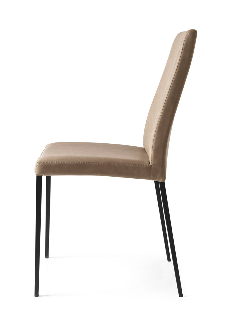 Čalouněné křeslo AIDA s černým podstavcem