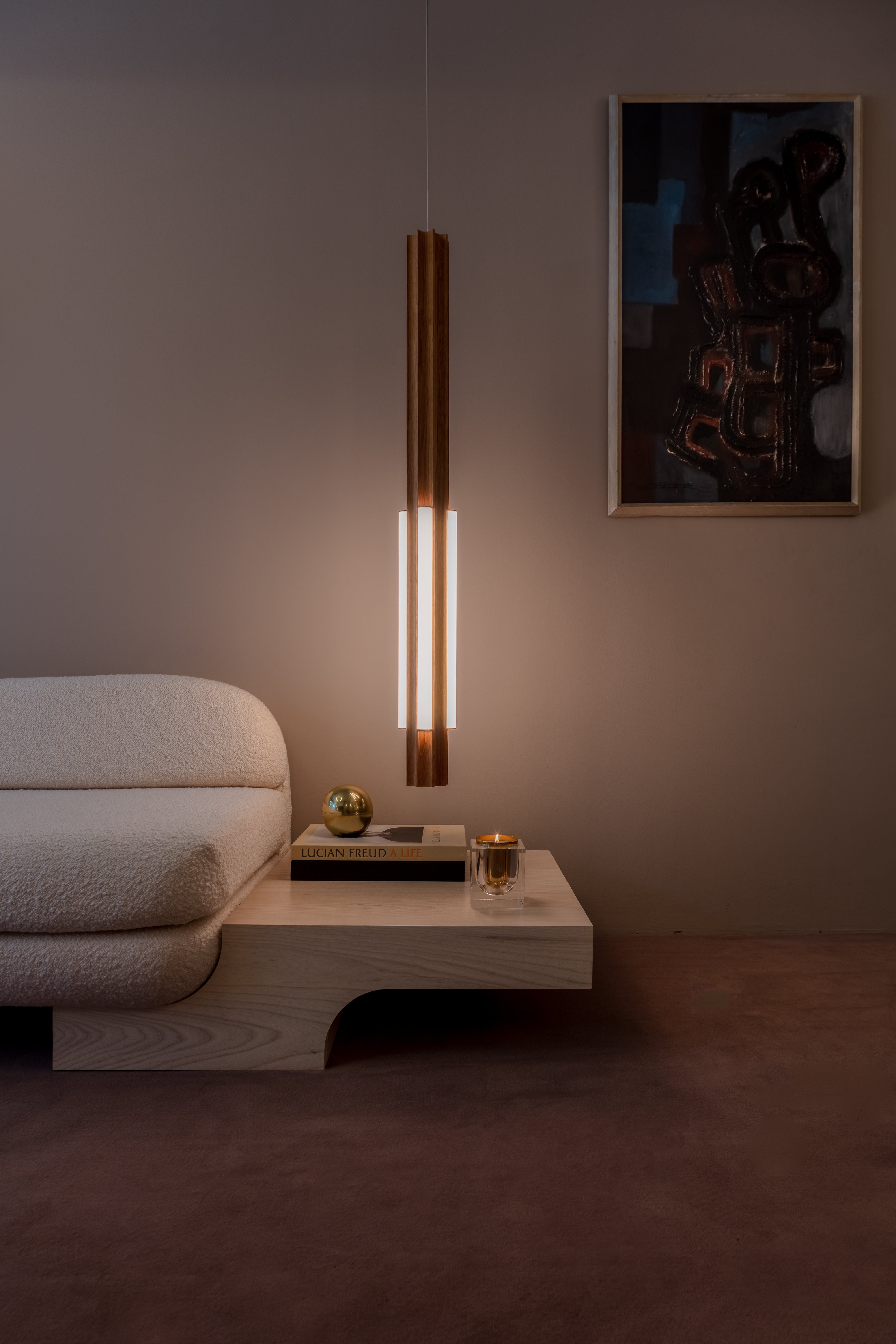Lustrná lampa ALTAR z dubového dřeva s mosazným povrchem