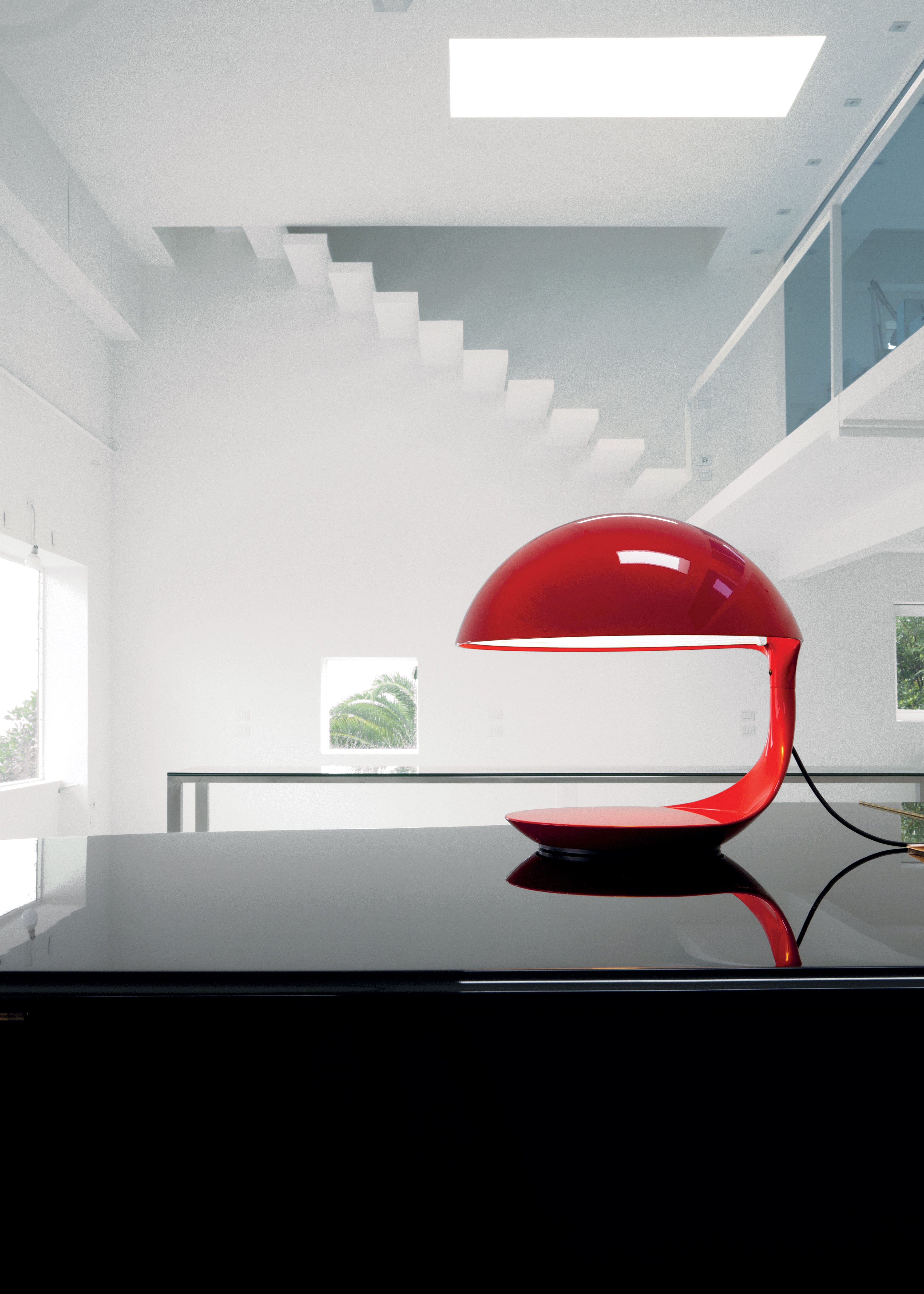 Cobra Table Lamp in Glossy Red