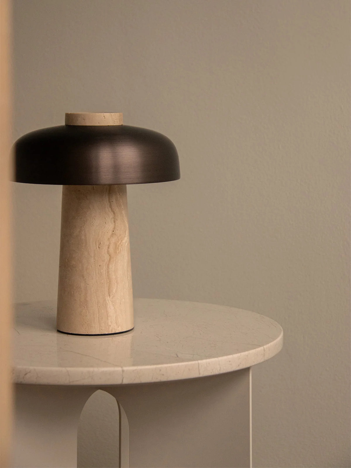 Lampa przenośna REVERSE brązowy klosz z kamienną podstawą z oświetleniem LED