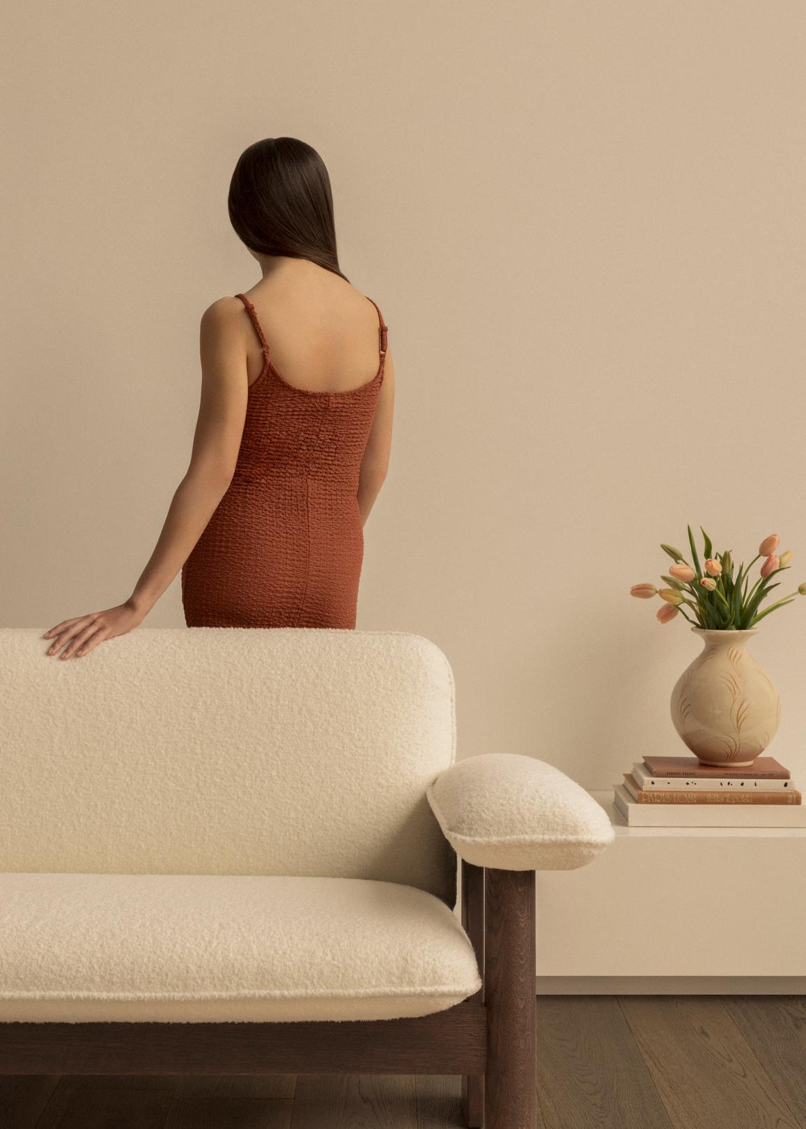 Pohovka BRASILIA béžová s dubovým podstavcem