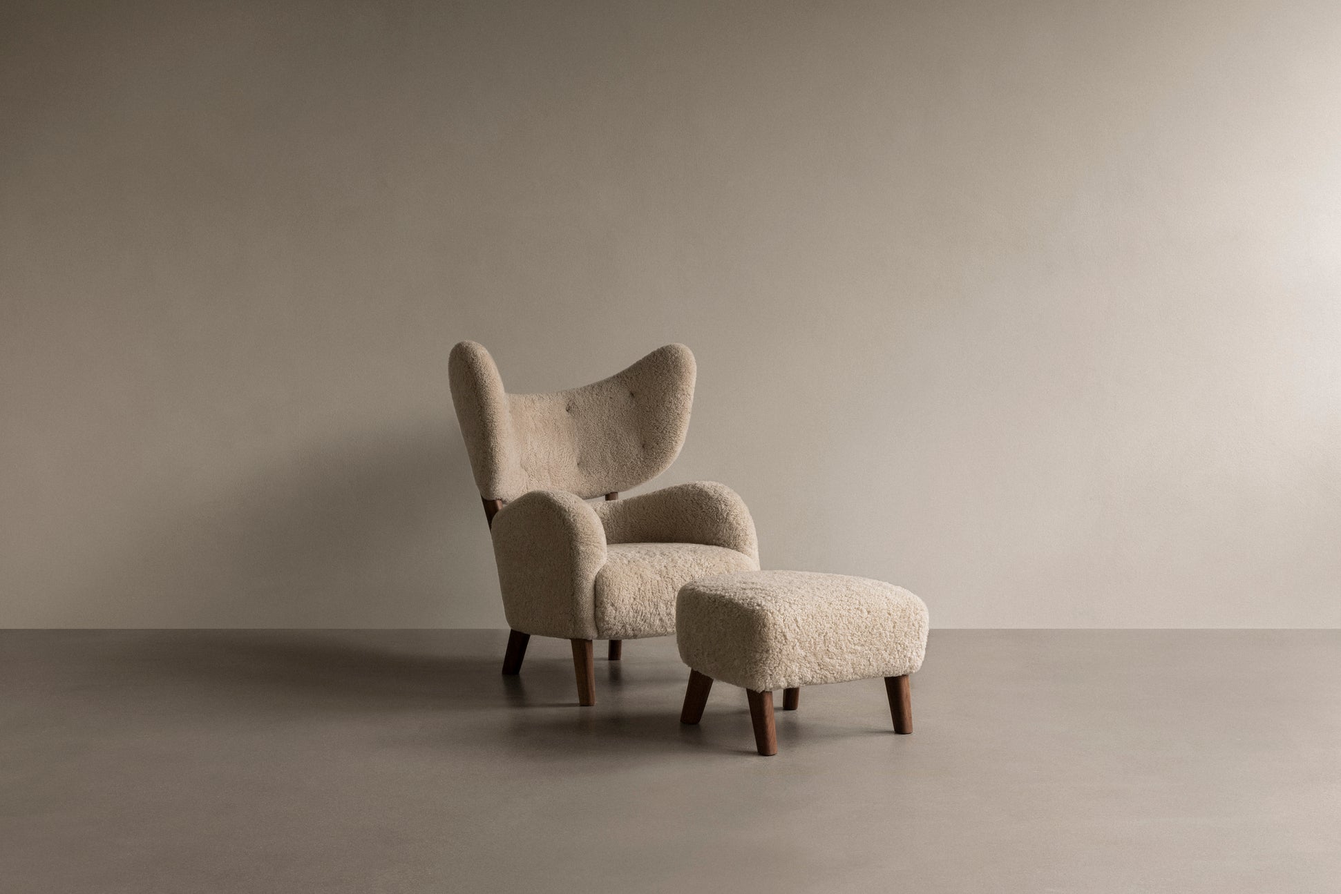 Podnóżek MY OWN CHAIR skóra owcza z orzechową podstawą