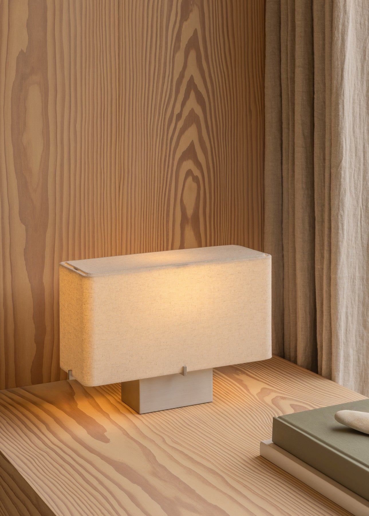 Stolní lampa NONNA s hliníkovým podstavcem a lněným stínidlem