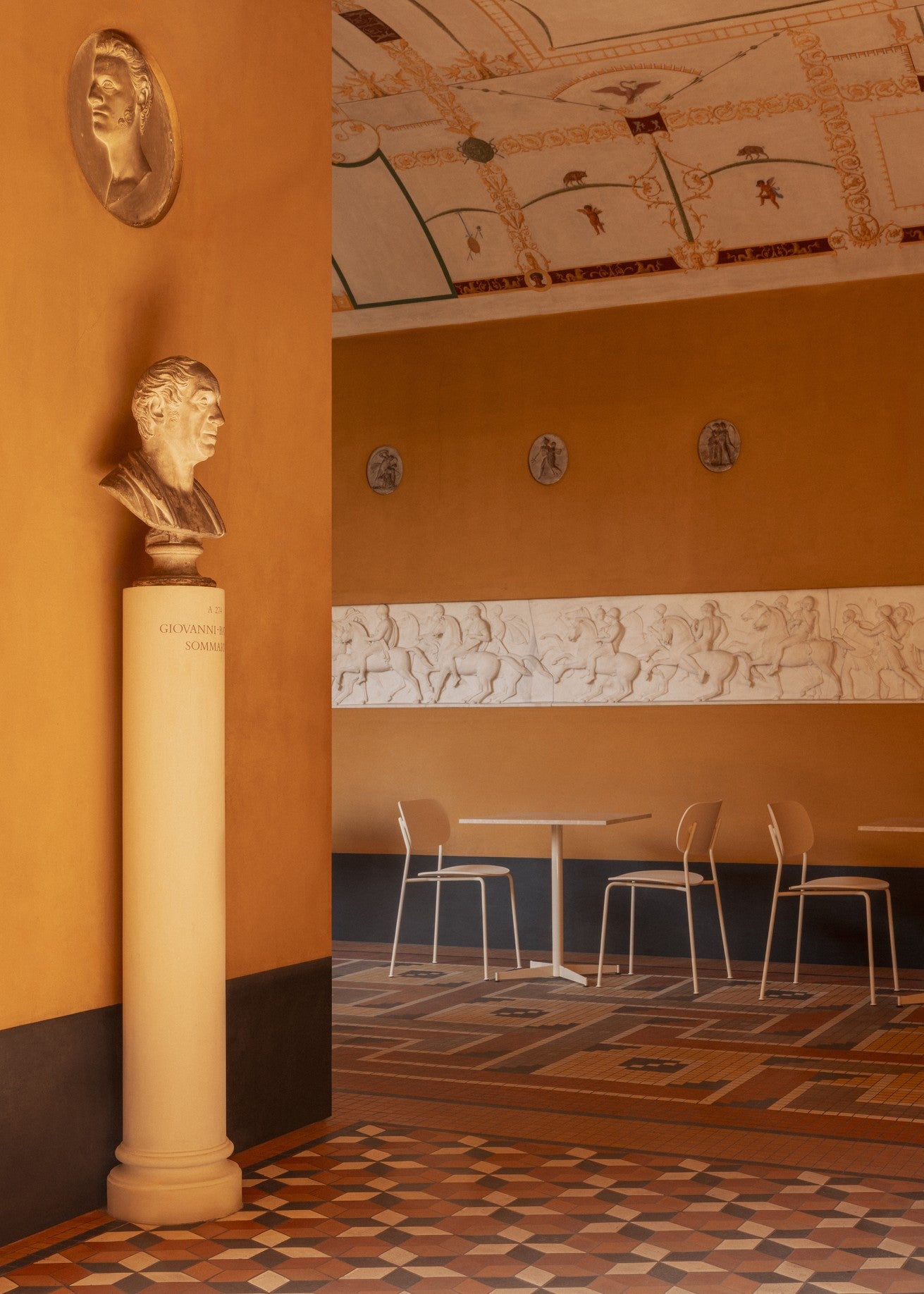 Stół okrągły kawiarniany NOOK beżowy kamień z kremową podstawą