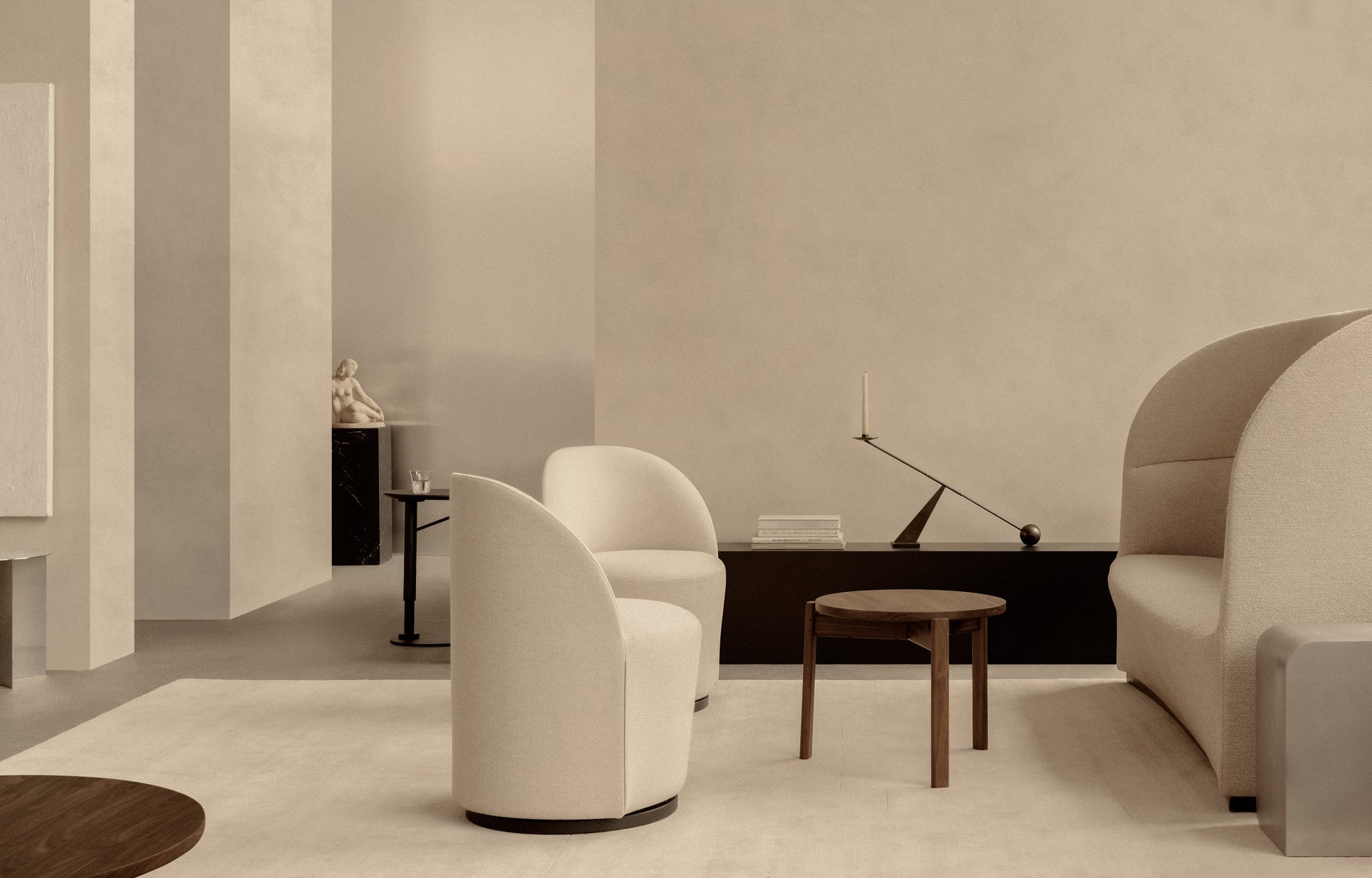 Regulovatelný boční stolek BRANCH z tmavého dubového dřeva s černým podstavcem