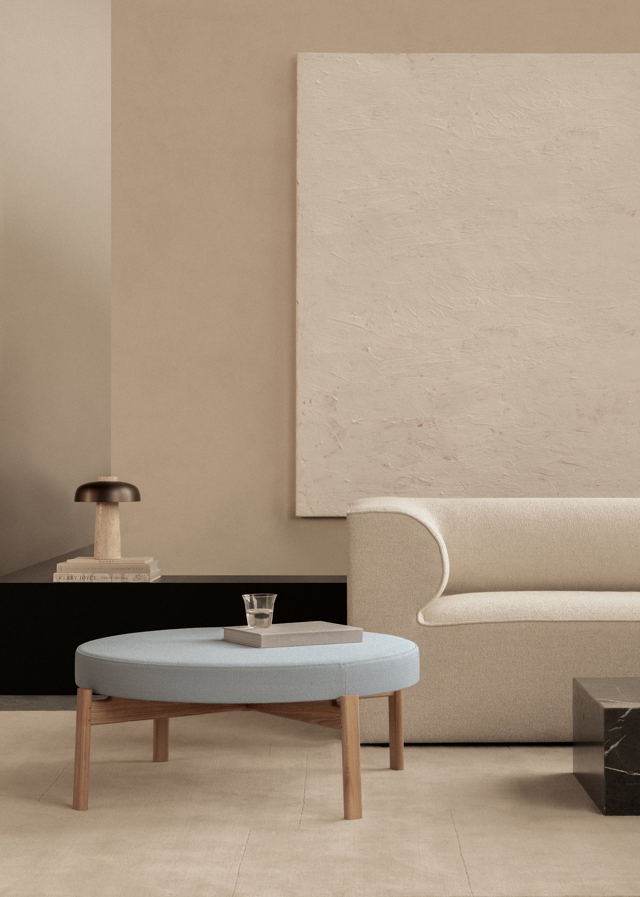 Puf PASSAGE błękitny z dębową podstawą