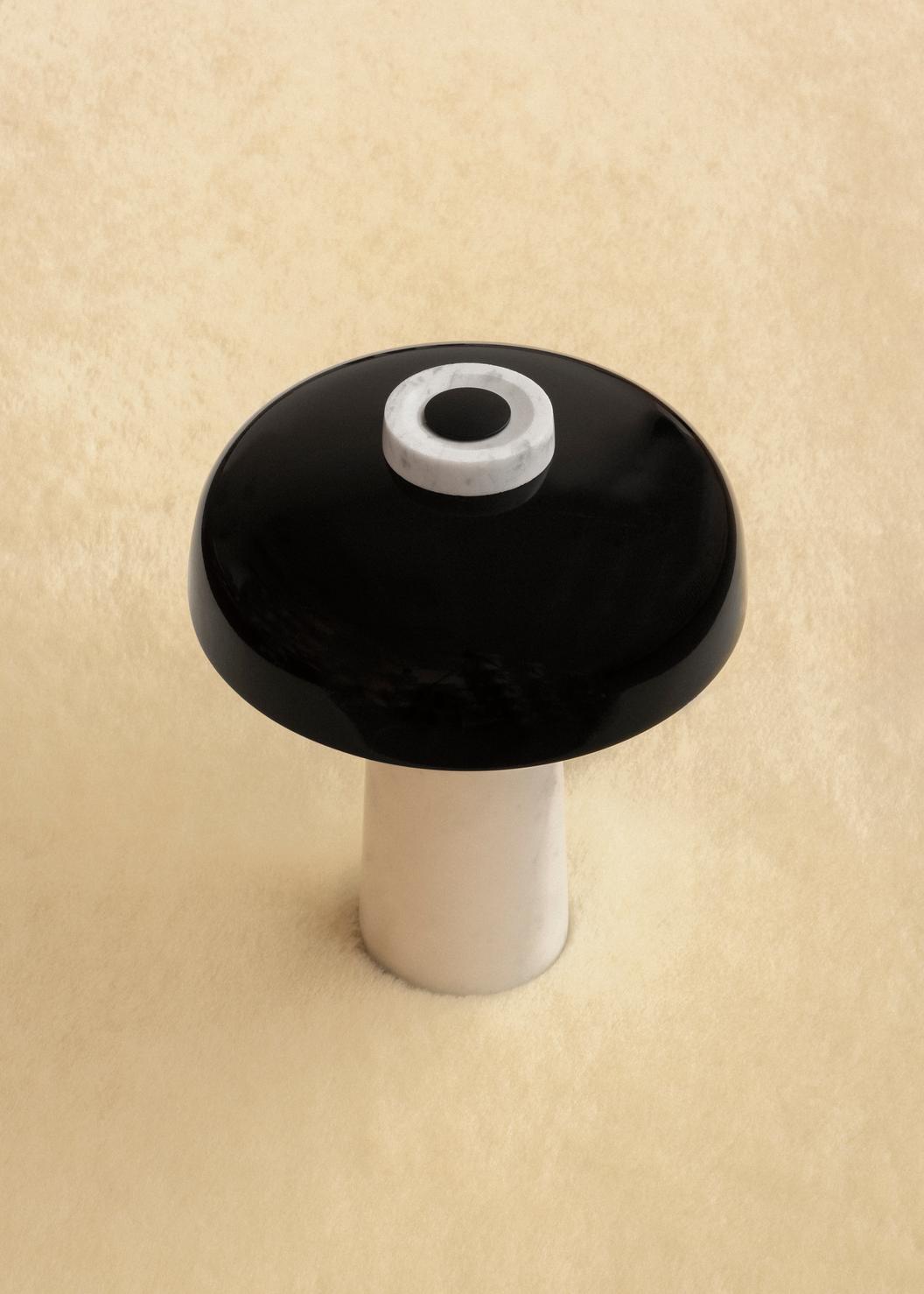 Stolní lampa REVERSE černý stínidlo s mramorovým podstavcem