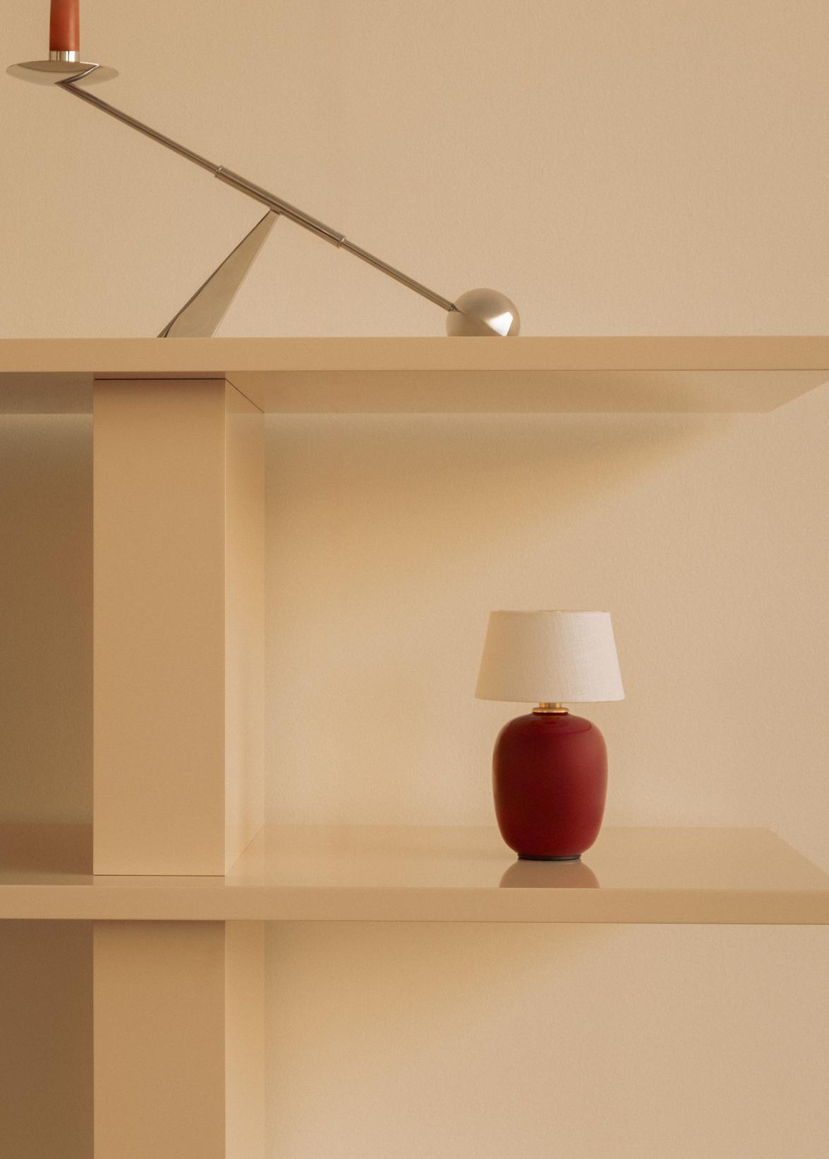 Přenosná lampa TORSO bordó keramika s bílým stínidlem