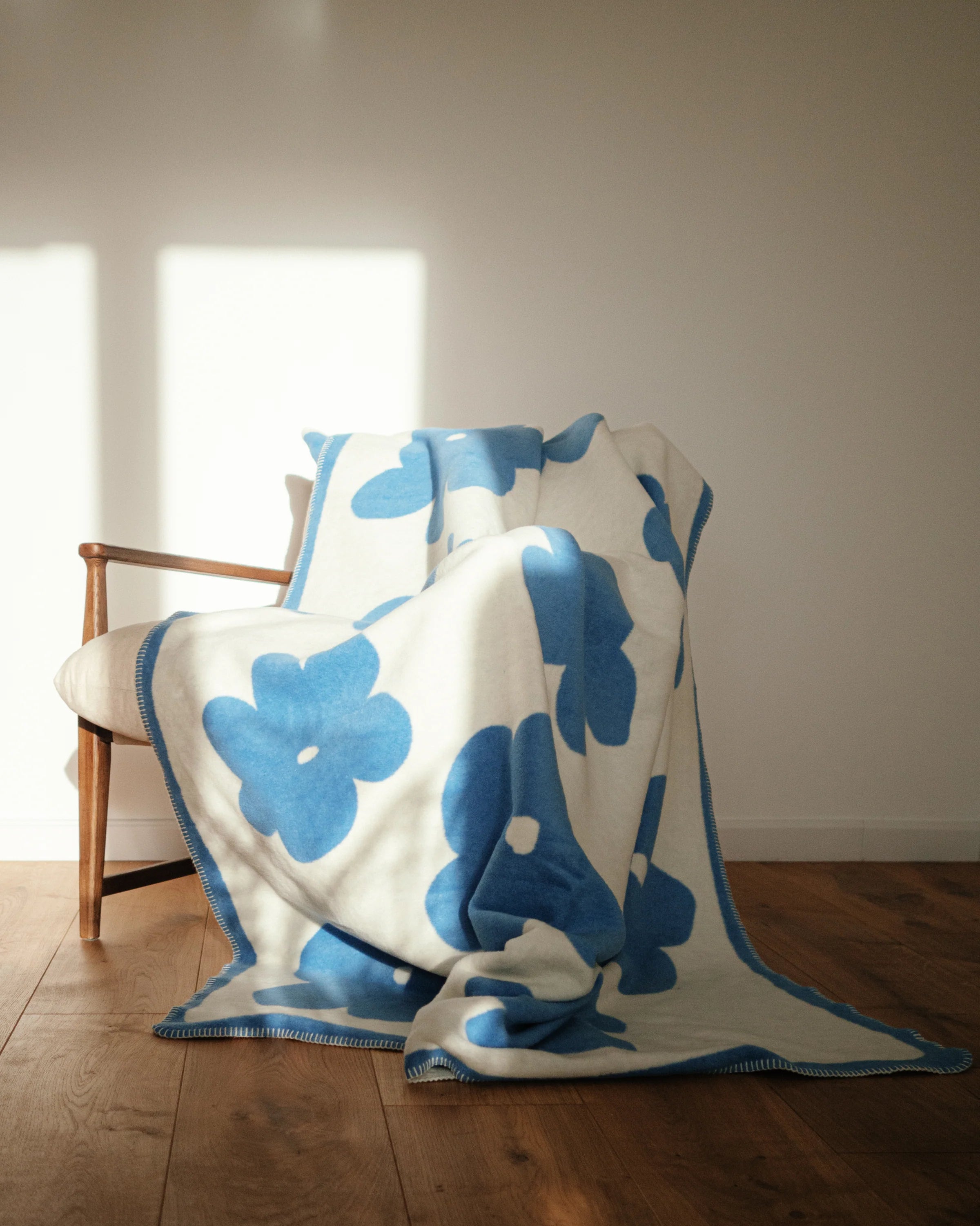 Koc FLO błękit nieba i ecru