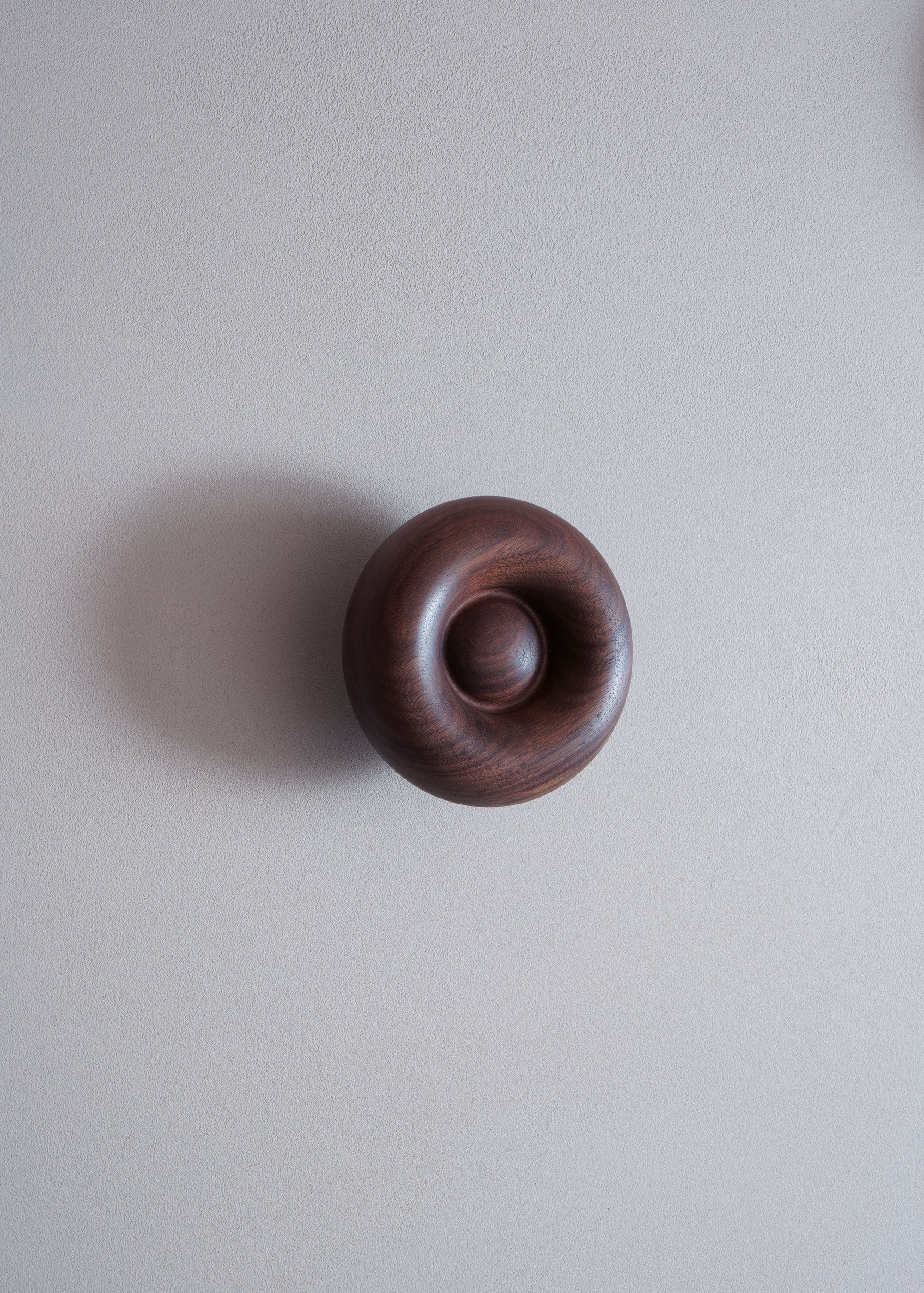 Nástěnný věšák BLOP ořechové dřevo