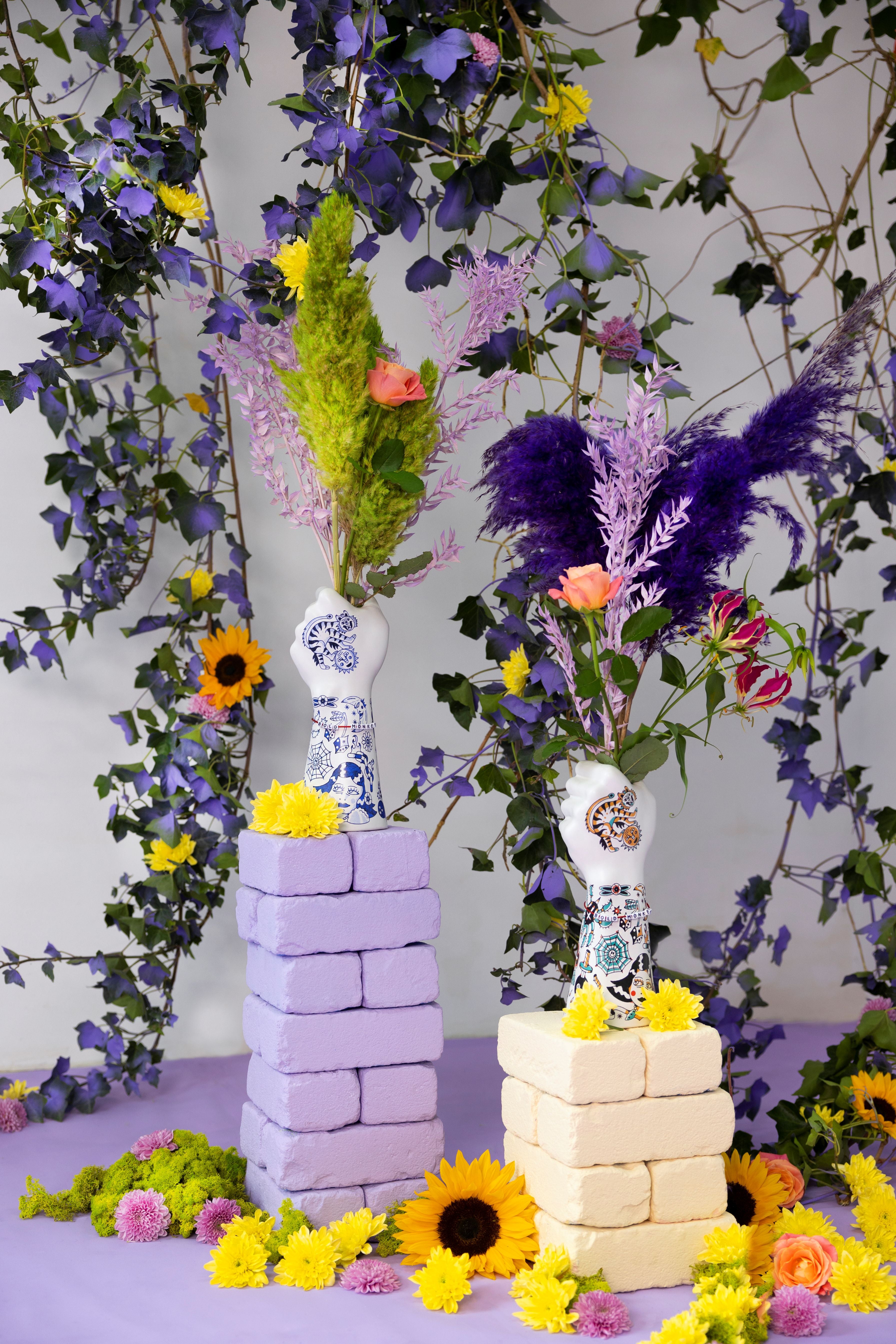 Wazon LIBERTY MATTERS biały z kolorowym wzorem