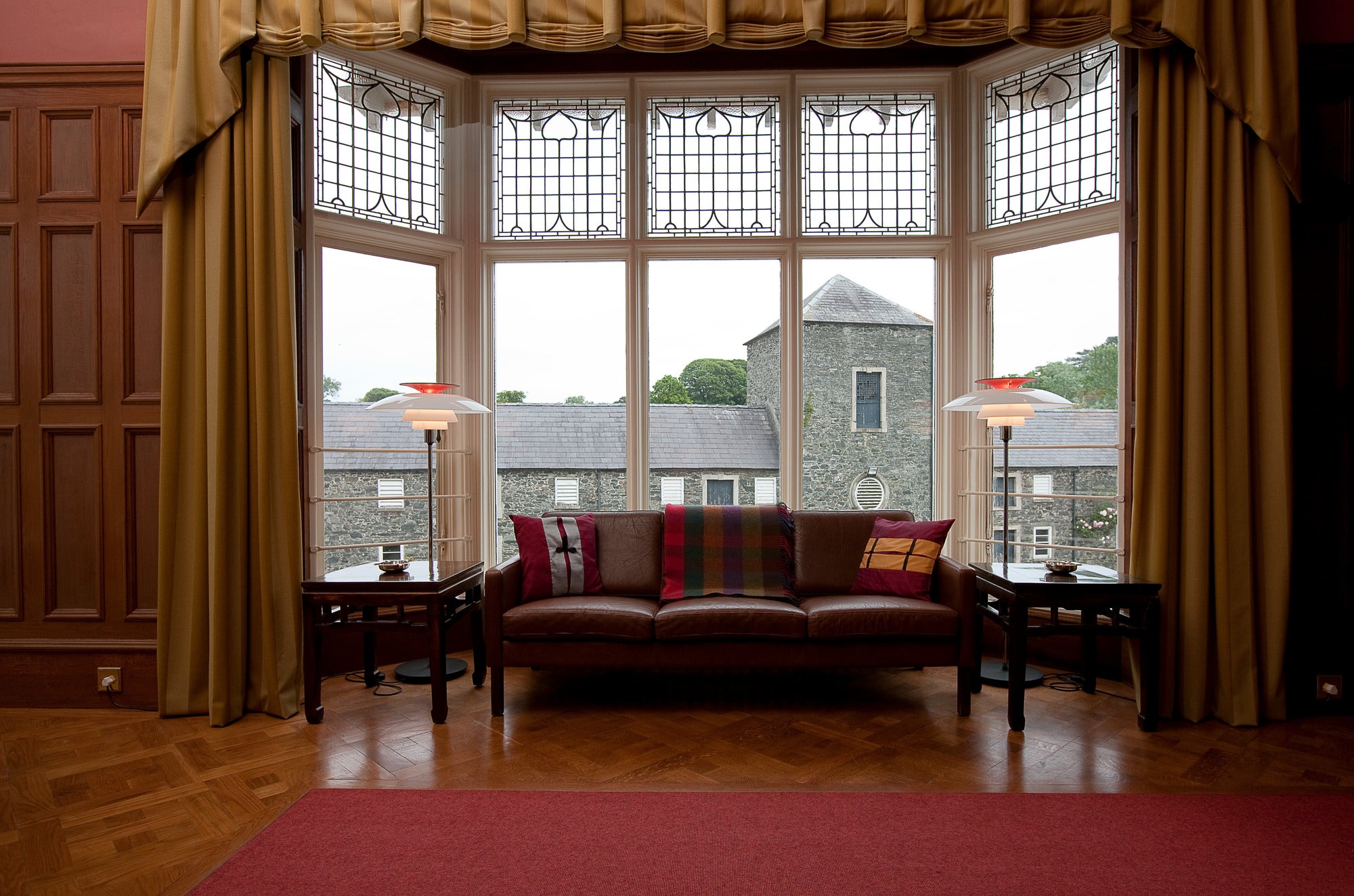 Stojací lampa PH 80 bílá s chromovaným podstavcem