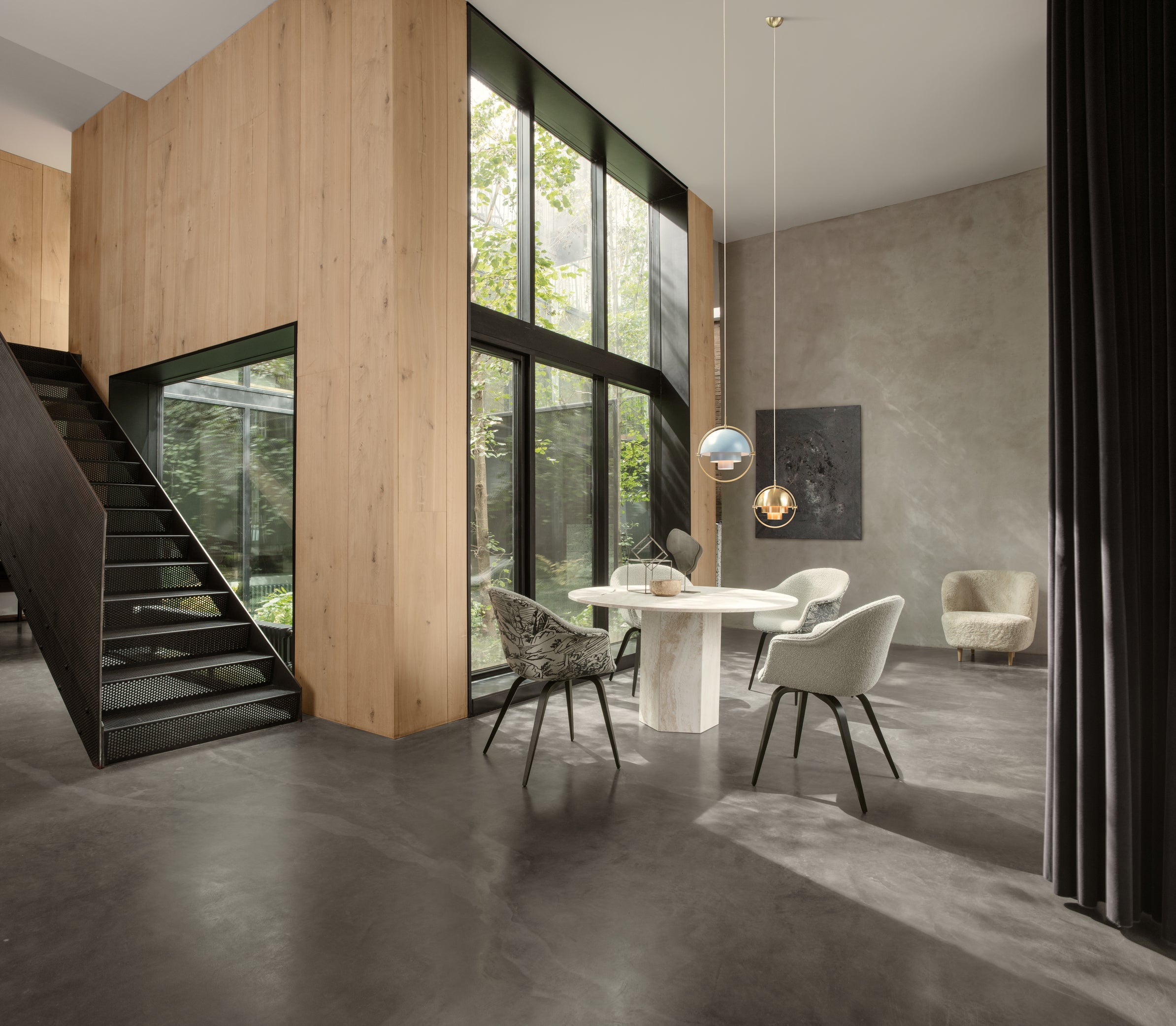 Křeslo STAY čalouněné s dubovým podstavcem