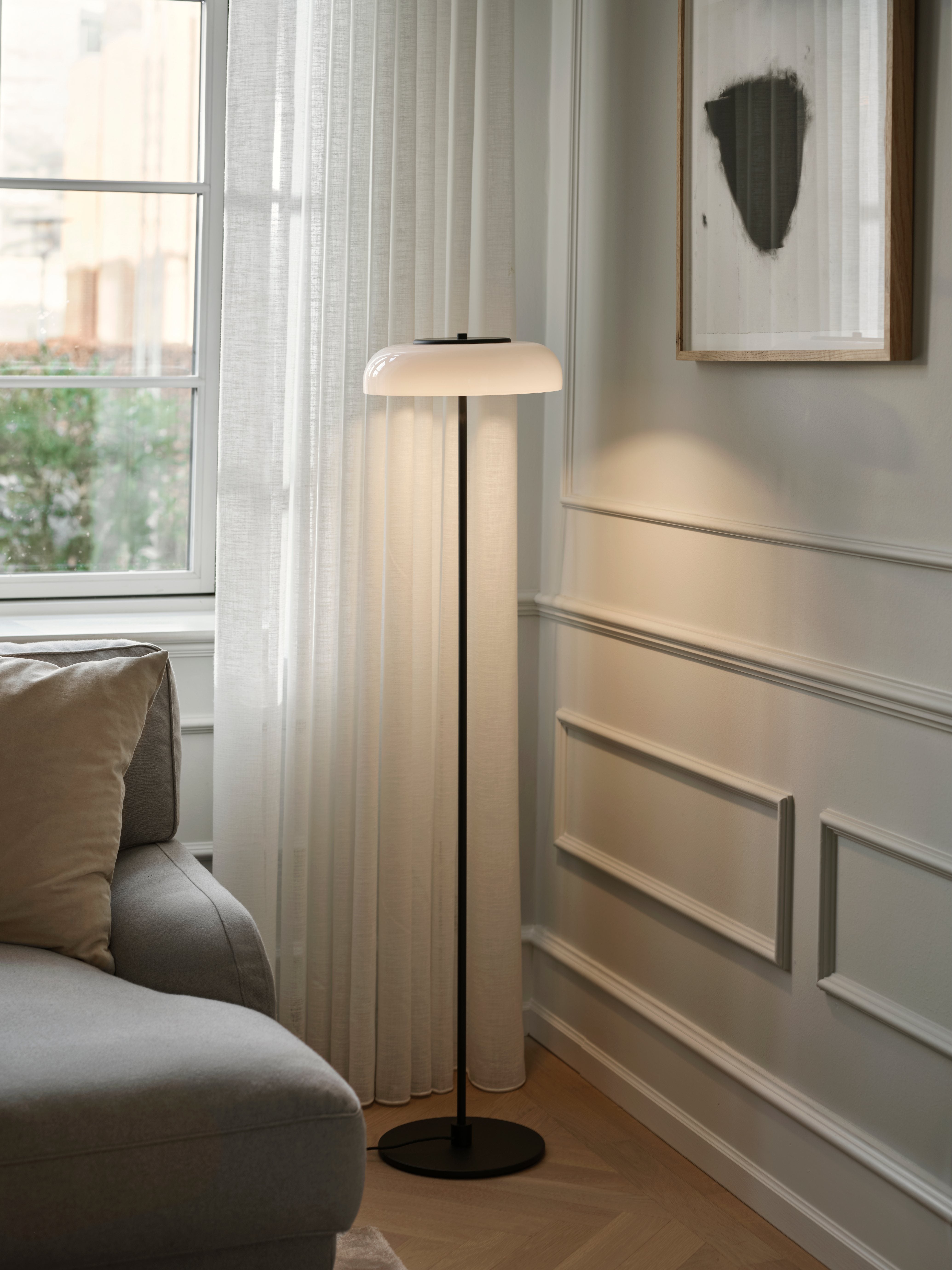 Stojací lampa BLOSSI černá s opálovým sklem