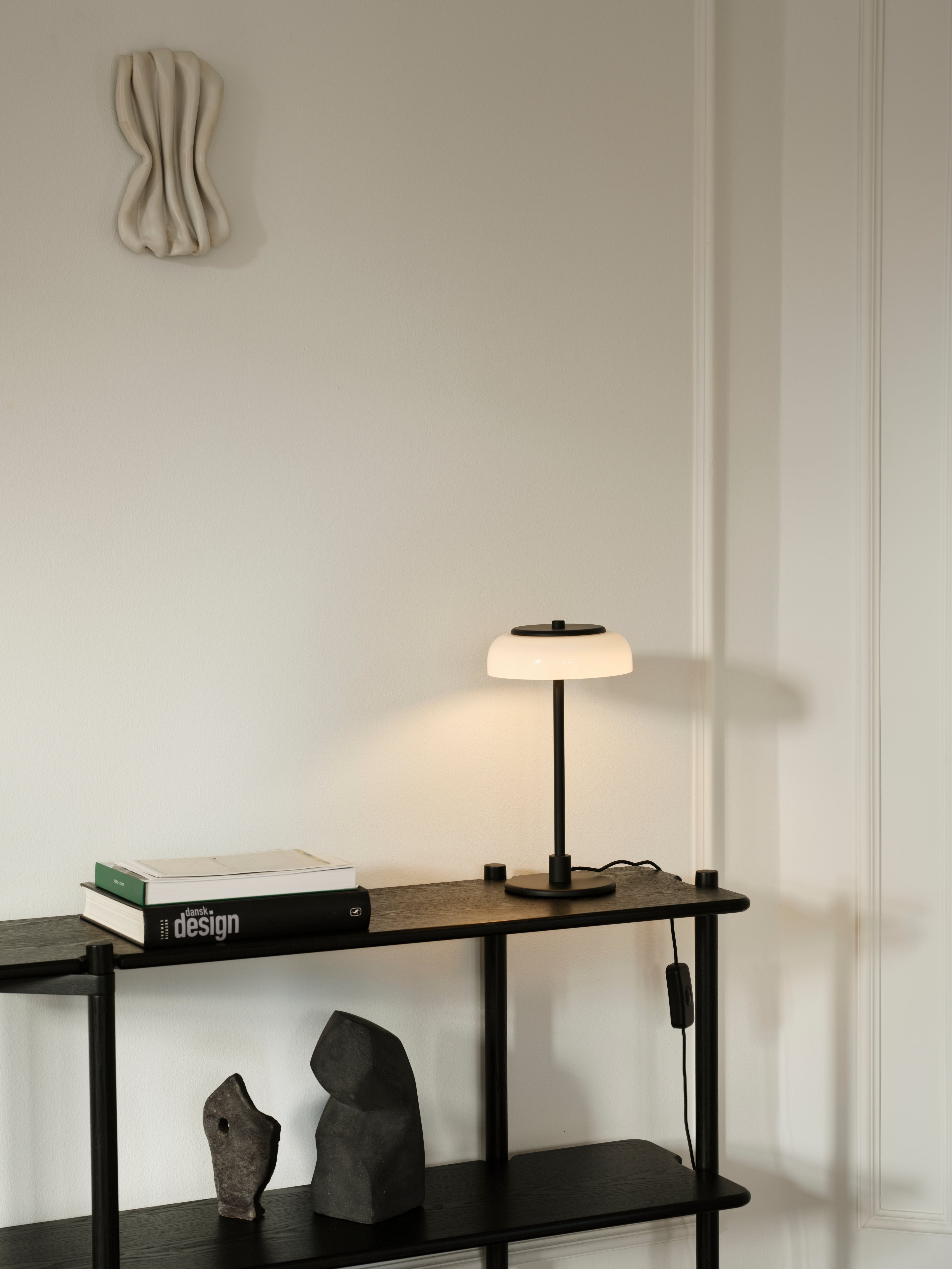 Stolní lampa BLOSSI černá s opálovým sklem
