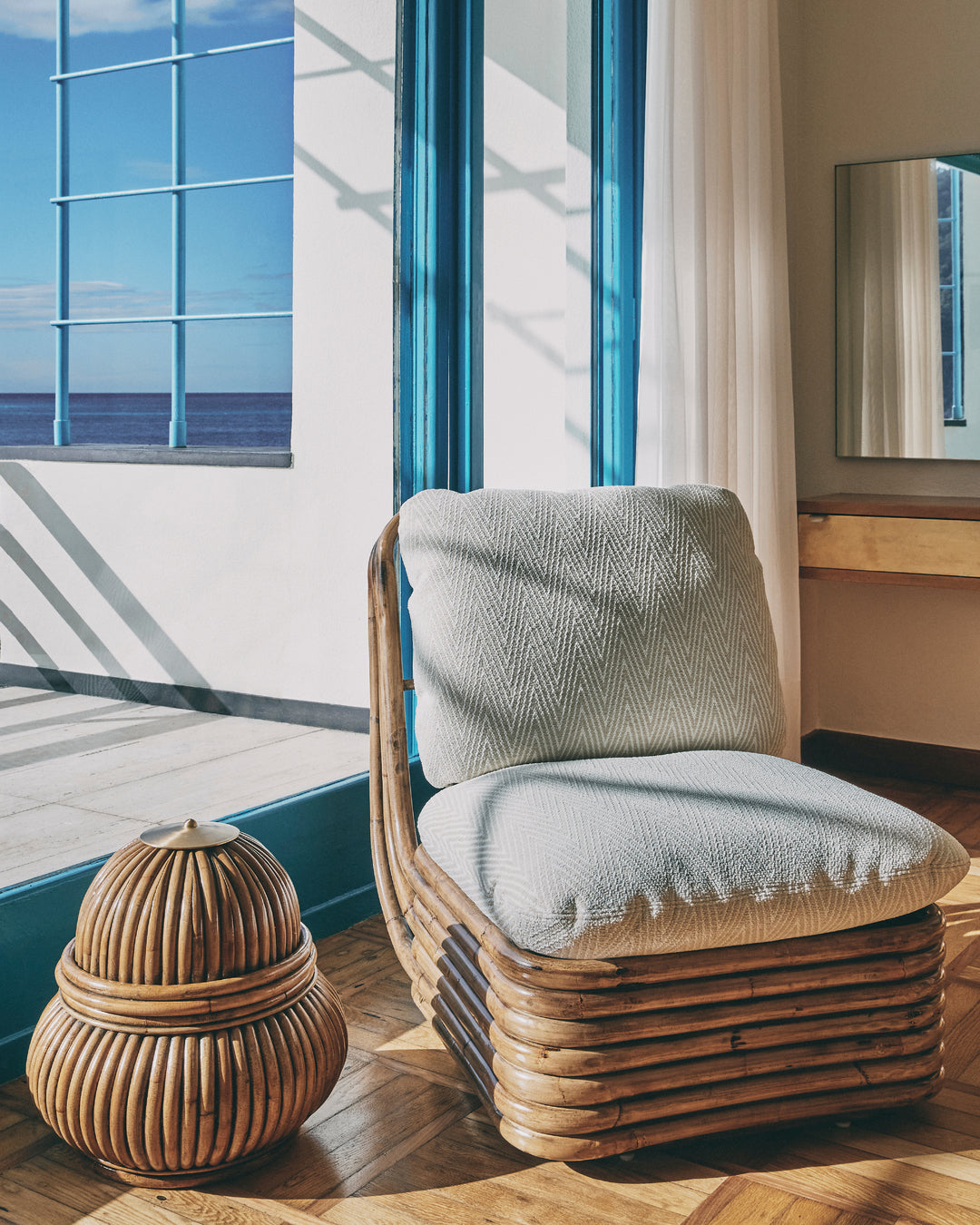 Křeslo BOHEMIAN 72 čalouněné s ratanovým podstavcem