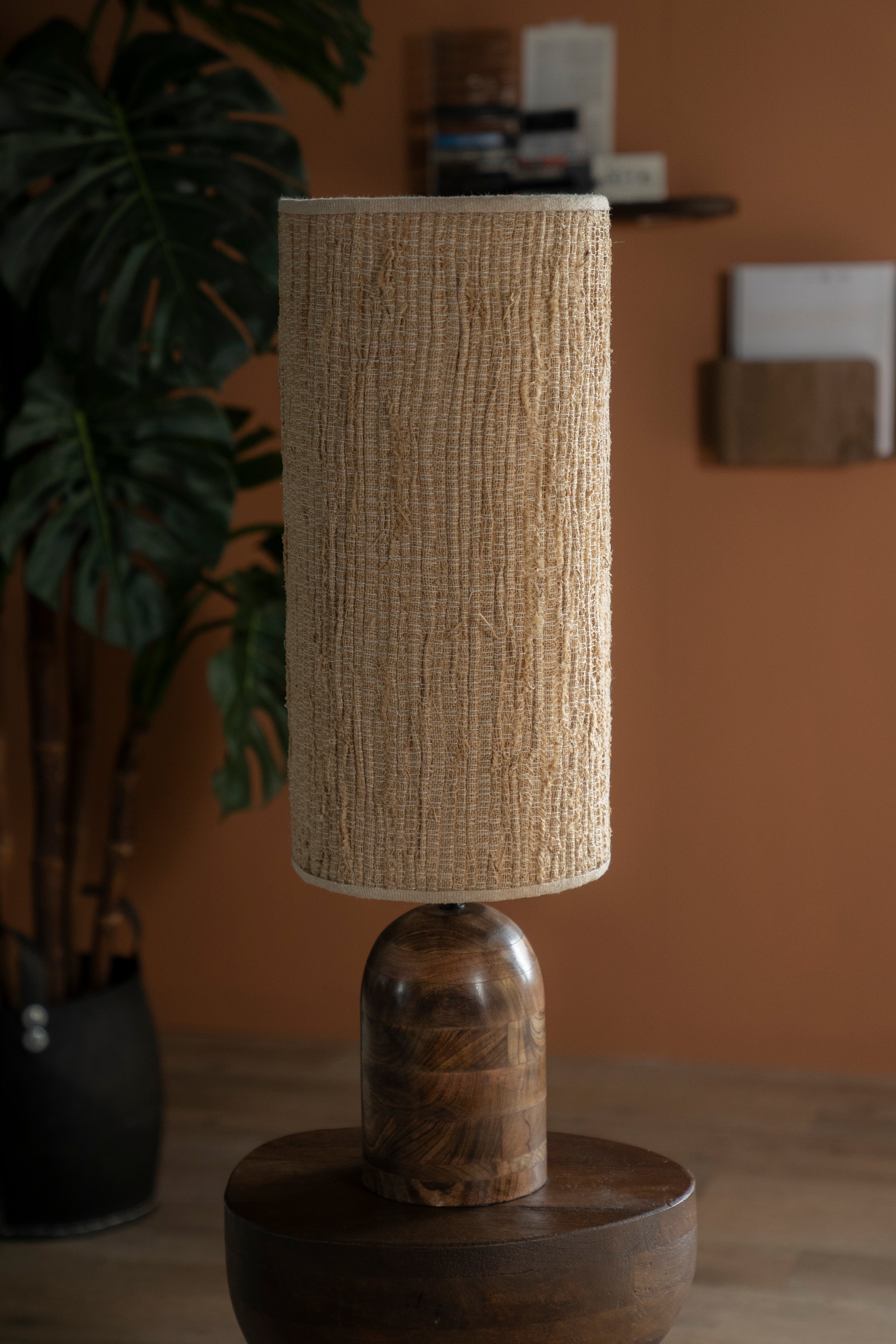 Stolní lampa GADJA juta s dřevěným podstavcem