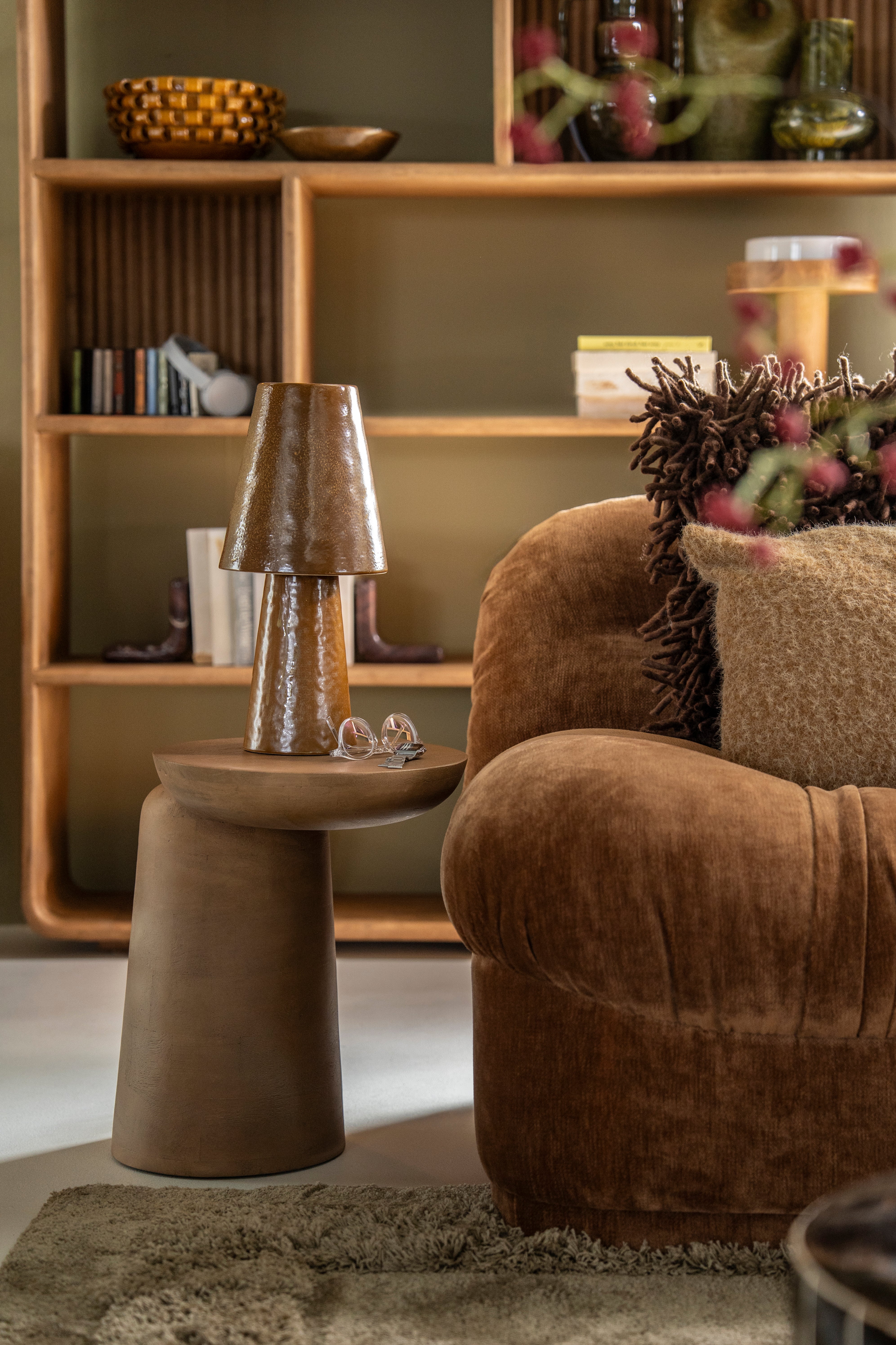 Stolik boczny WOOMBLE ciemne drewno mango