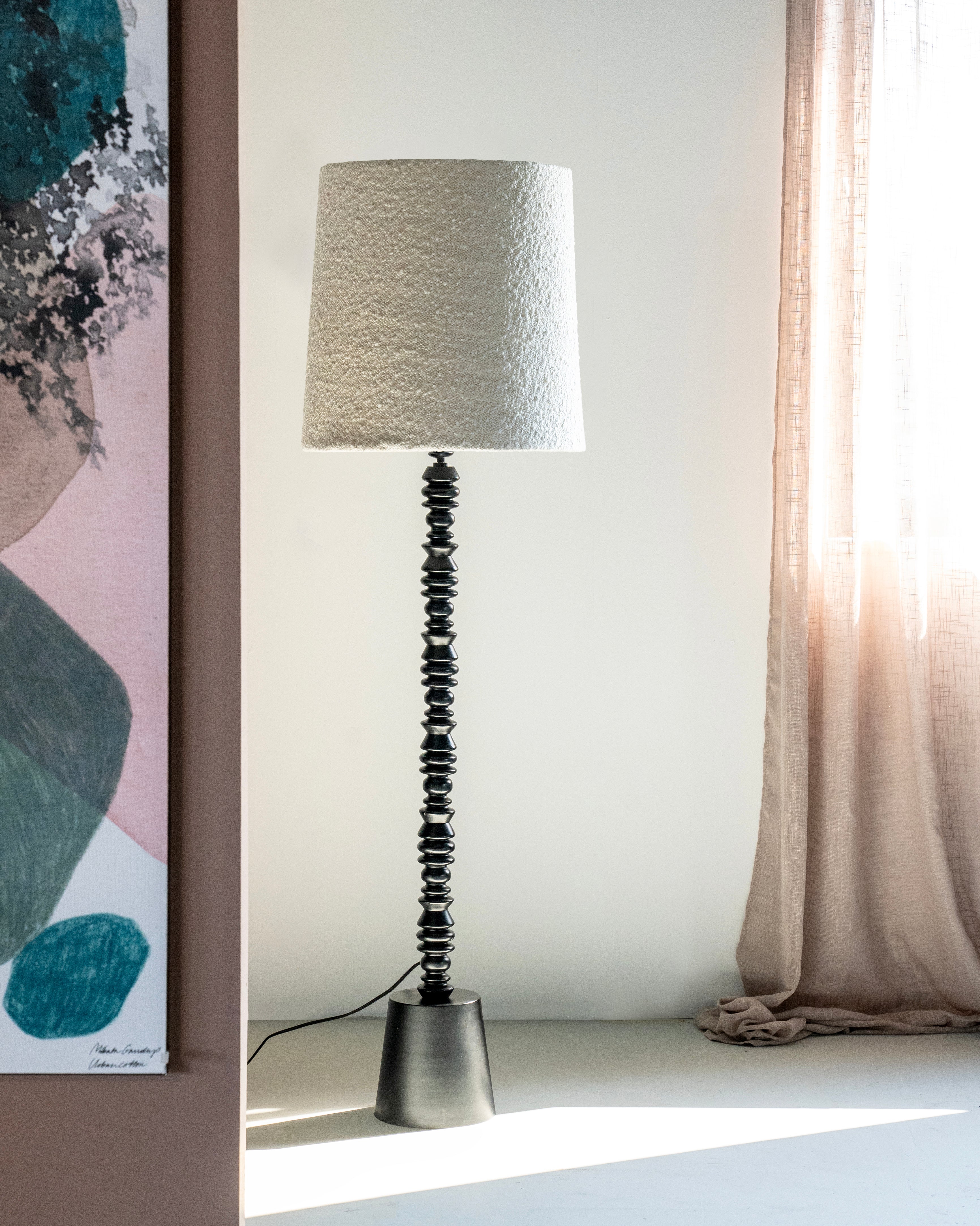 Stojací lampa PULSE světle béžová s černým podstavcem