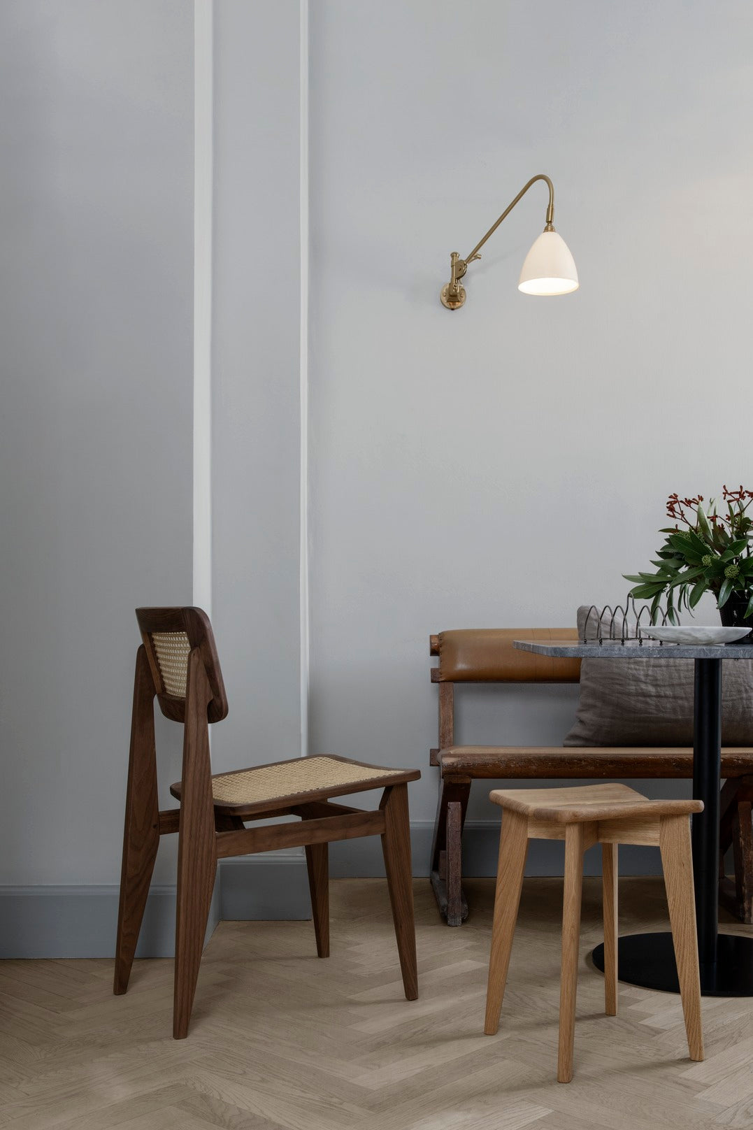 Židle C-CHAIR z ořechového dřeva s pleteninou