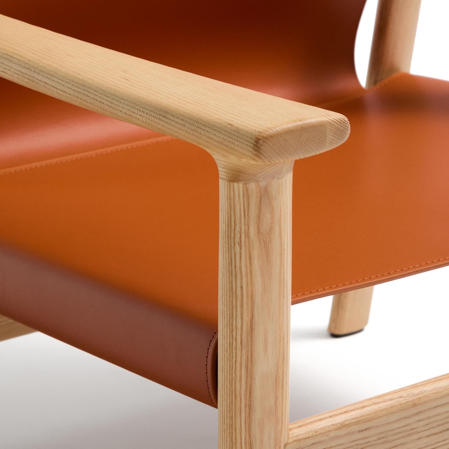 Křeslo JAN jasně hnědá kůže z recyklátu s jasanovým dřevem