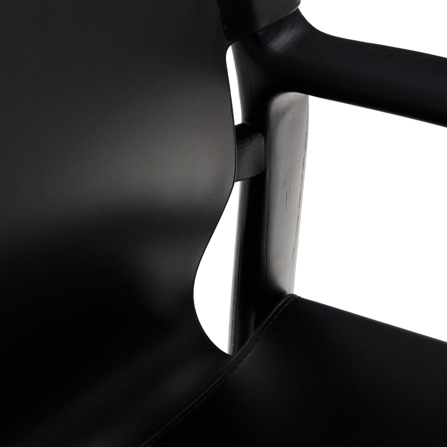 Krzesło JAN czarna skóra z recyklingu z czarnym drewnem jesionowym