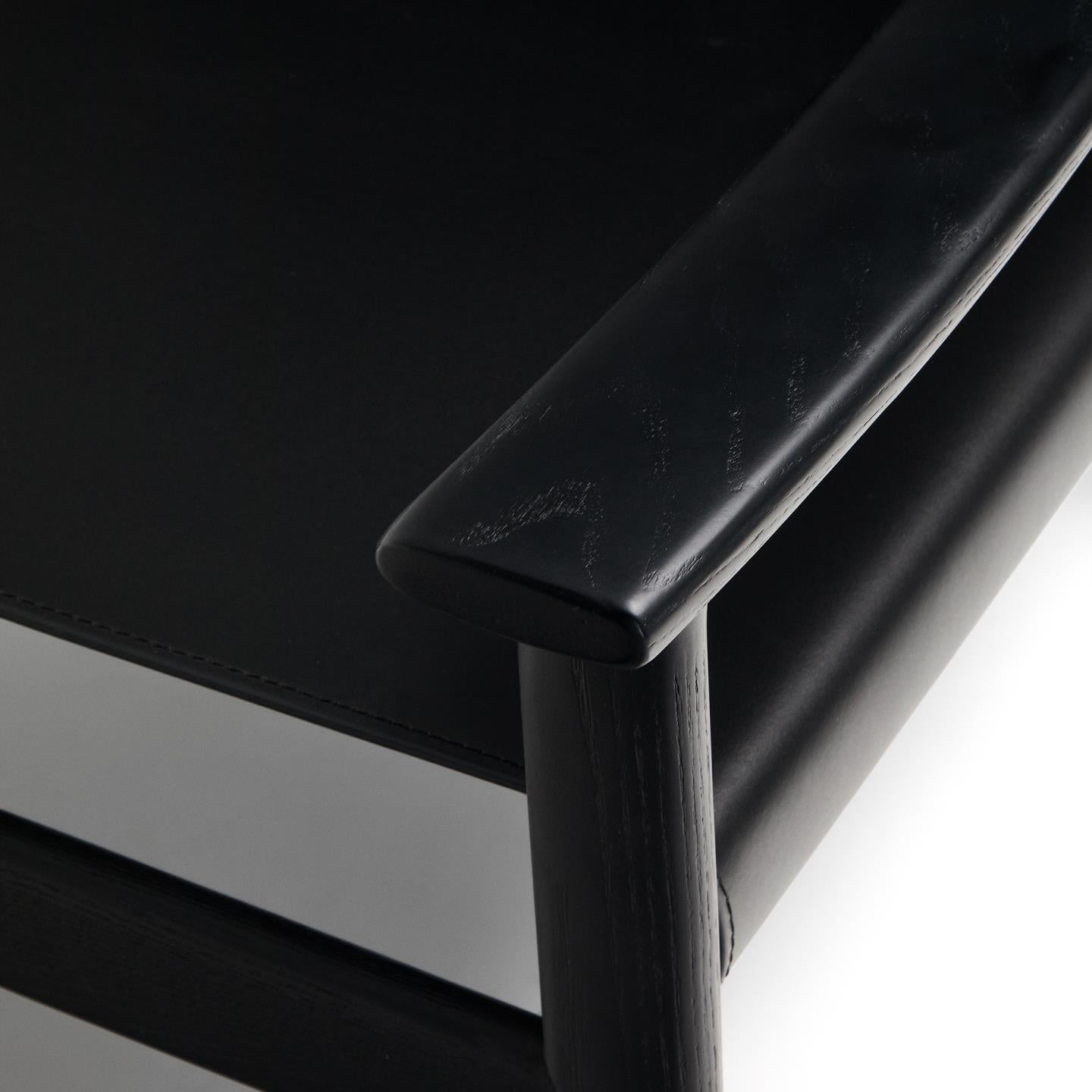 Fotel JAN czarna skóra z recyklingu z czarnym drewnem jesionowym