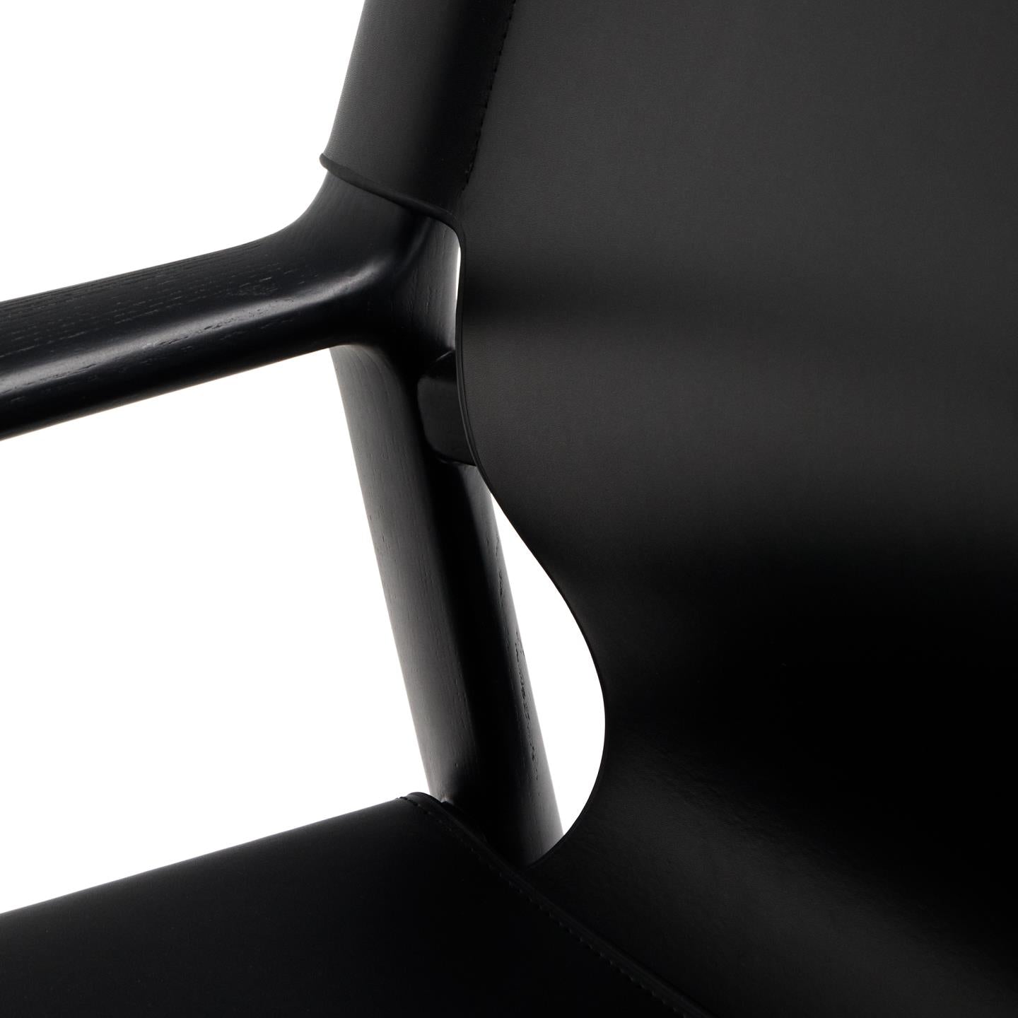 Fotel JAN czarna skóra z recyklingu z czarnym drewnem jesionowym