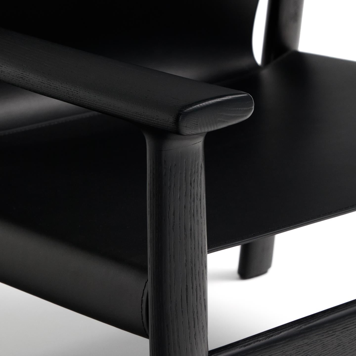 Fotel JAN czarna skóra z recyklingu z czarnym drewnem jesionowym