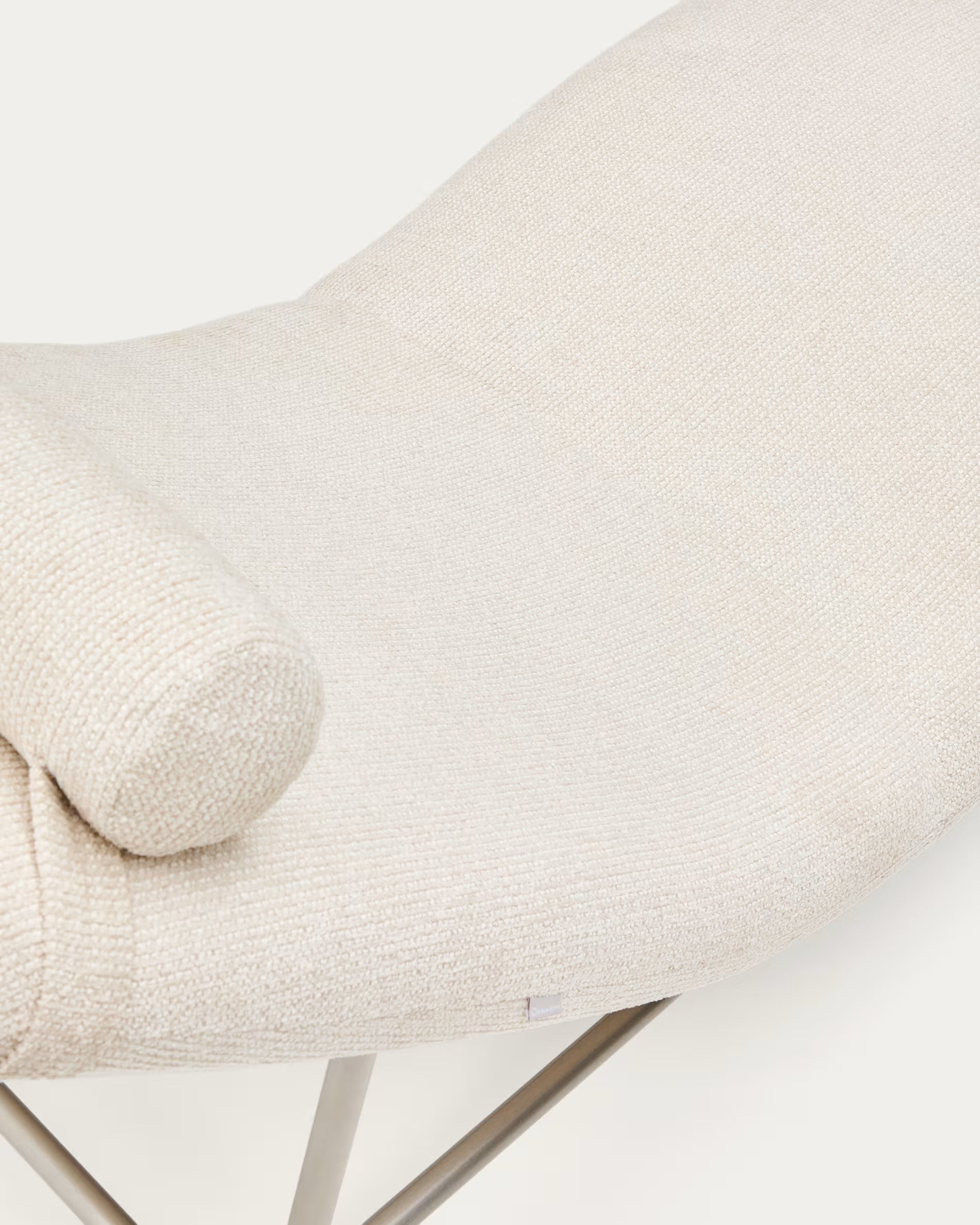 Szezlong OSLA béžový se stříbrným podstavcem